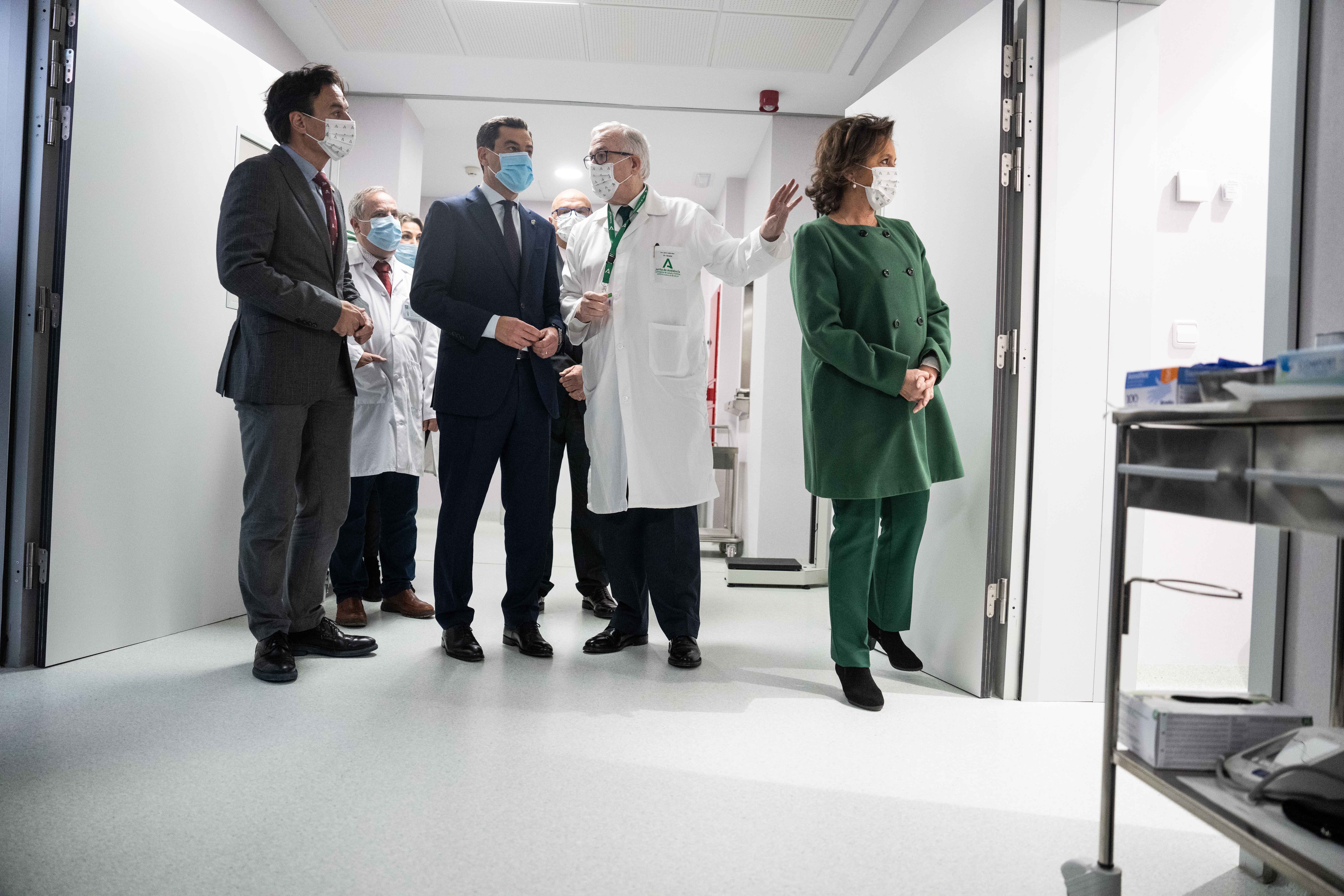 Catalina García junto a Juanma Moreno en un hospital del SAS. Los contratos se renovarán hasta mayo.
