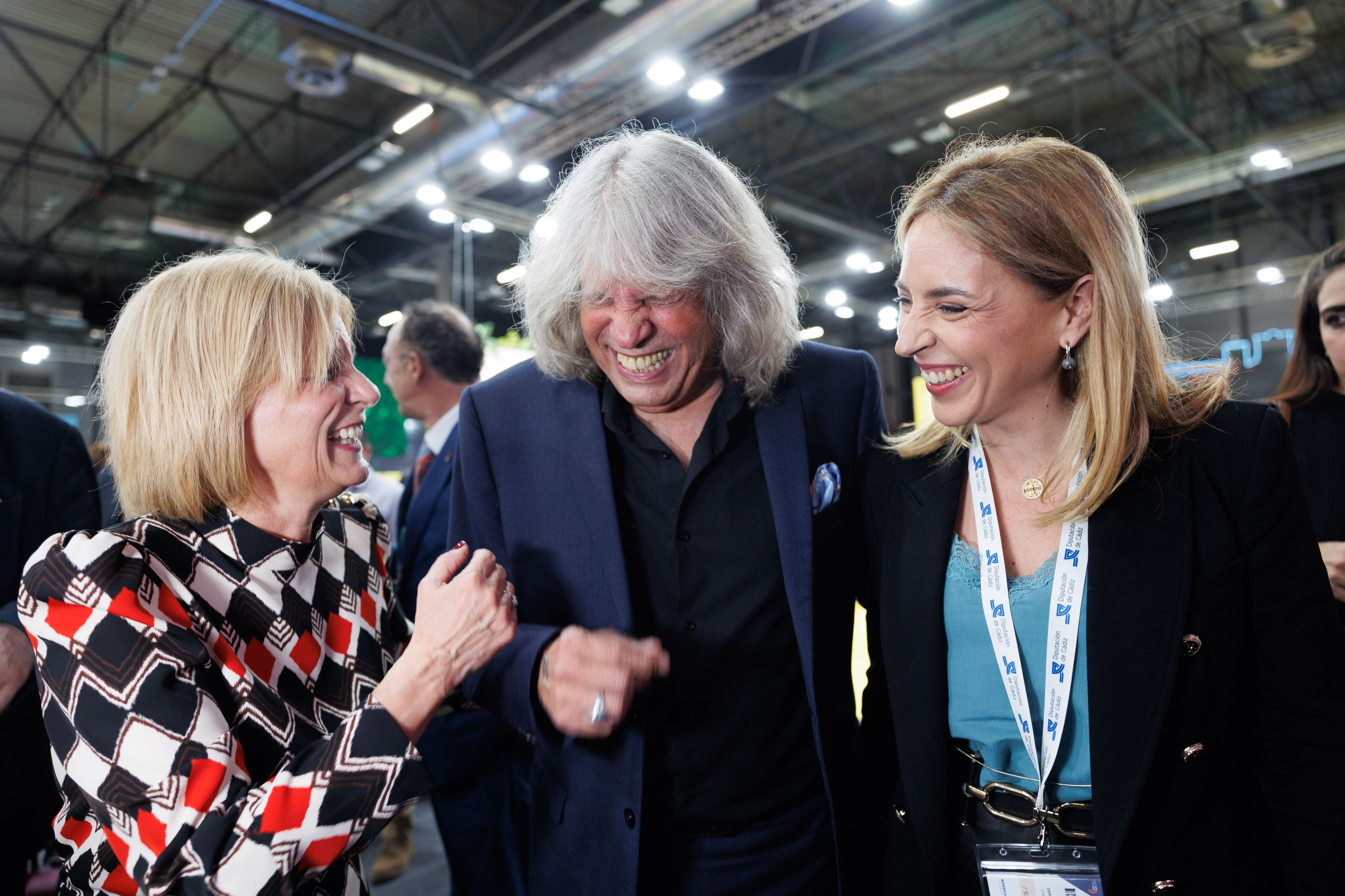 La alcaldesa María José García-Pelayo conversa con José Mercé y Almudena Martínez, presidenta de la Diputación de Cádiz, tras la presentación de 'Jerez Siempre'.