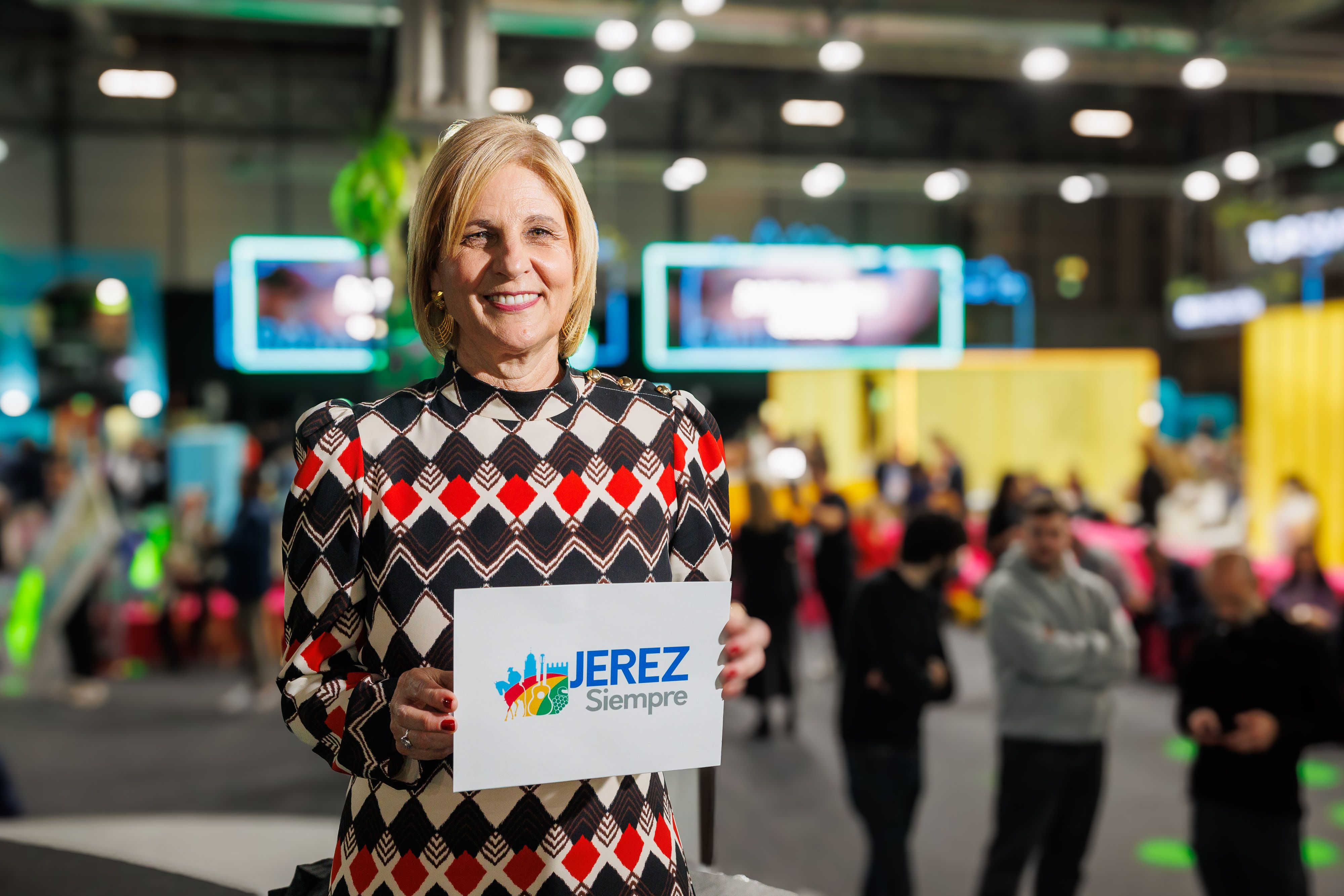 La alcaldesa, María José García-Pelayo, posa en el escenario central del pabellón de Andalucía en Fitur 2024, con los nuevos lema y logo turísticos, 'Jerez Siempre', el pasado jueves en Madrid.