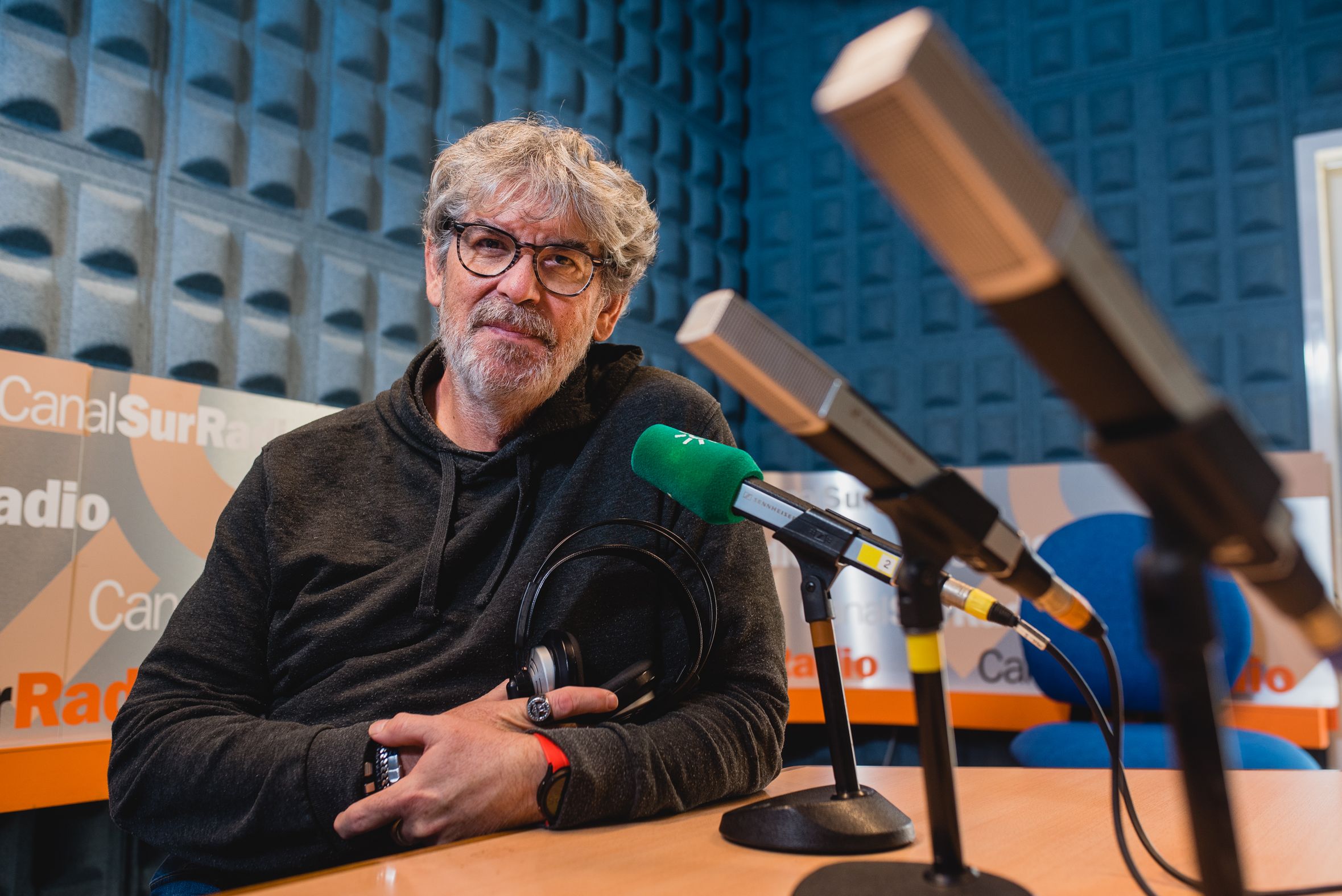 José Guerrero, 'Yuyu', en los estudios de Canal Sur Radio en la isla de La Cartuja de Sevilla, tras analizar para lavozdelsur.es el Concurso del Falla.