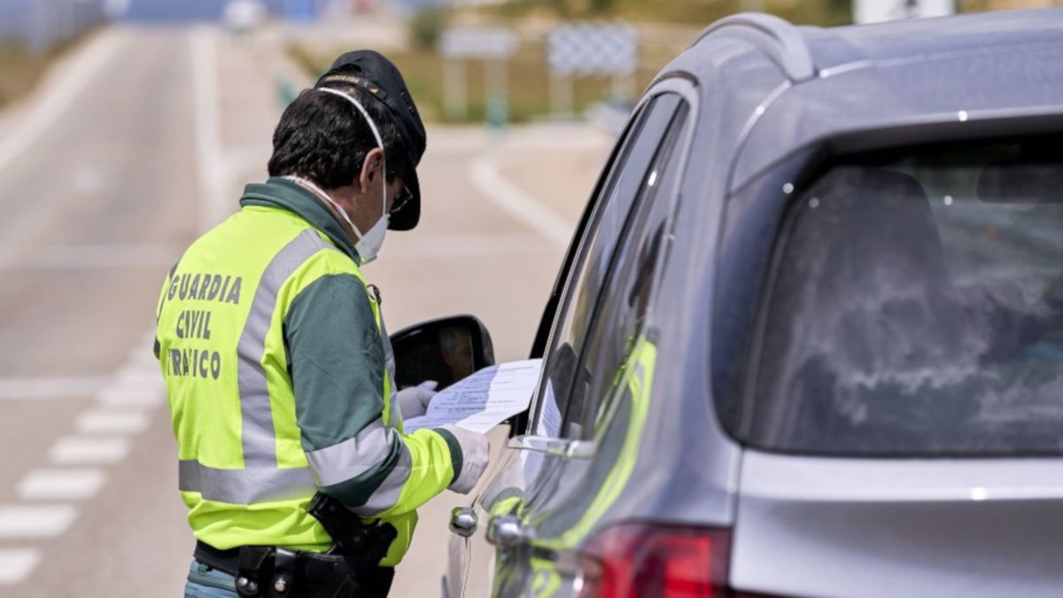 Un agente de la Guardia Civil, durante un control durante el estado de alarma. FOTO: GC Un agente de la Guardia Civil, durante un control durante el estado de alarma. FOTO: GC