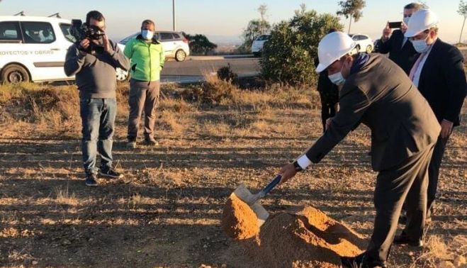 La primera piedra del tanatorio privado de Mairena del Alcor.