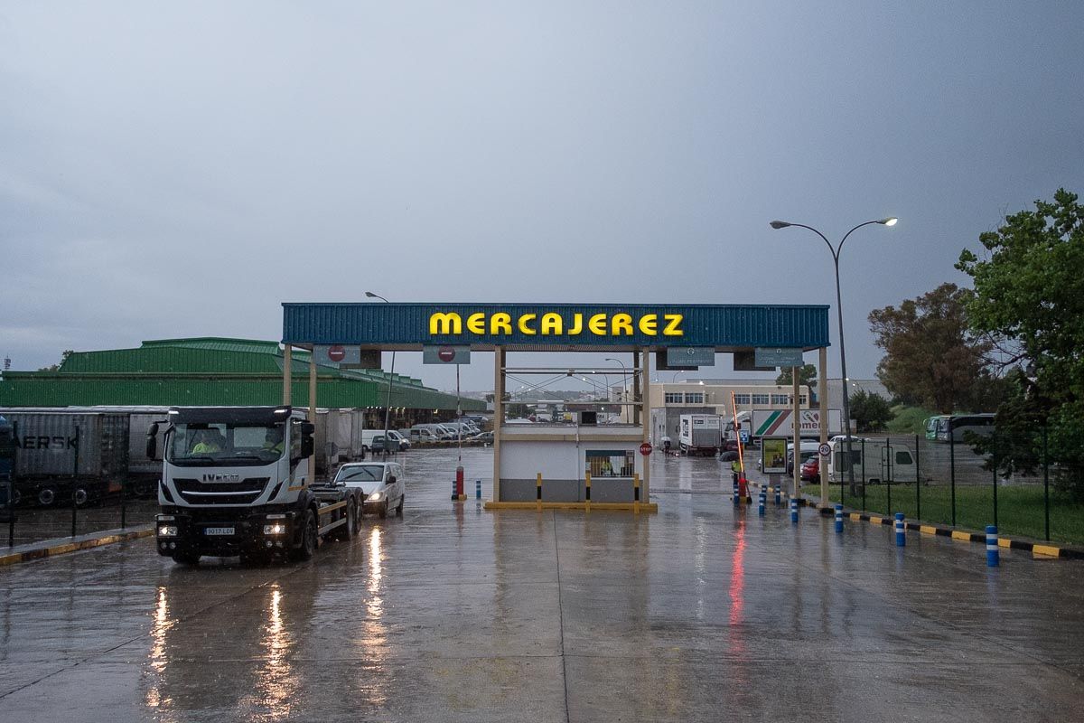 Acceso a Mercajerez, en una imagen reciente. Comienzan a cerrar pescaderías y fruterías en Andalucía por la huelga del tranporte.