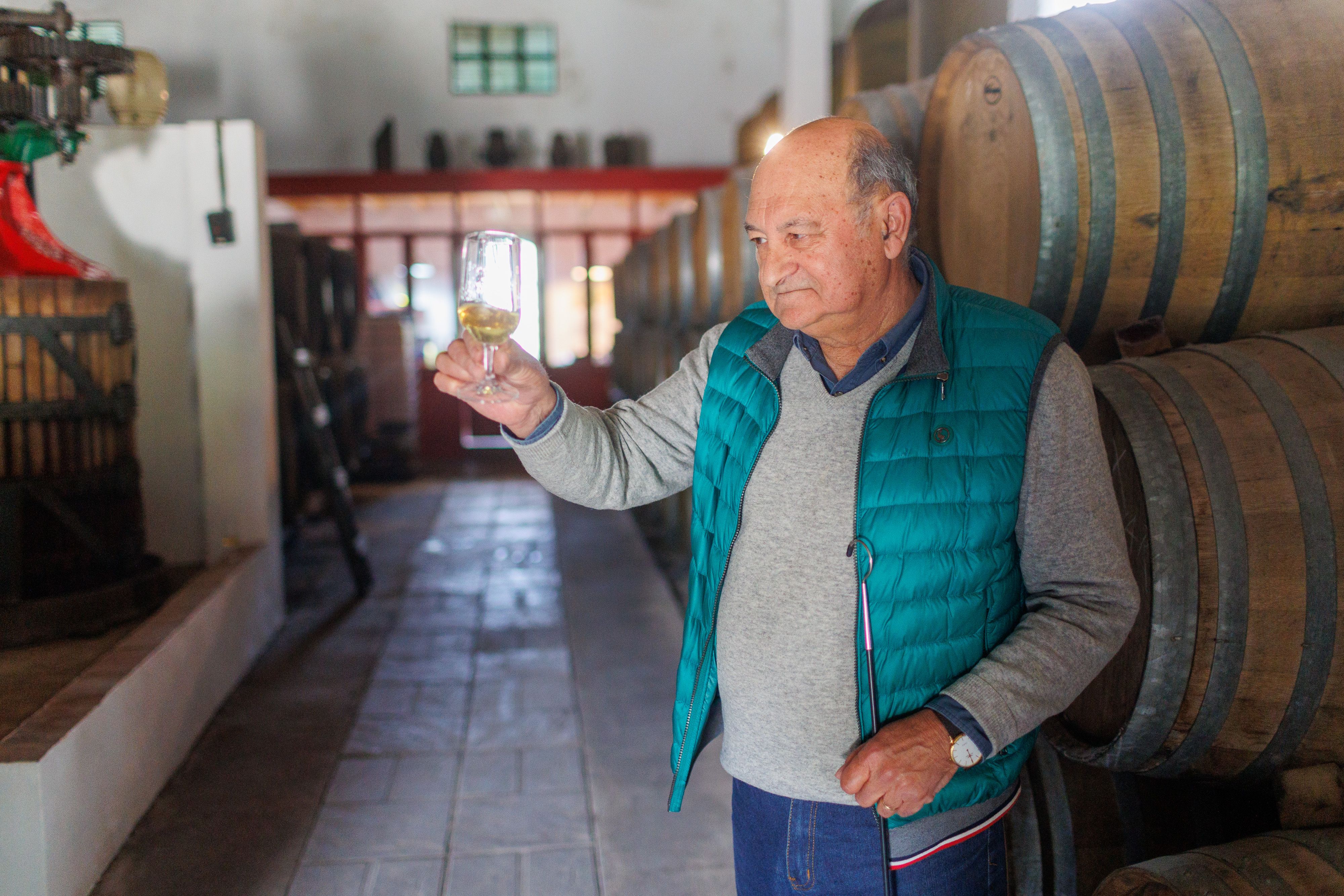 El pradense muestra los vinos que elaboran.
