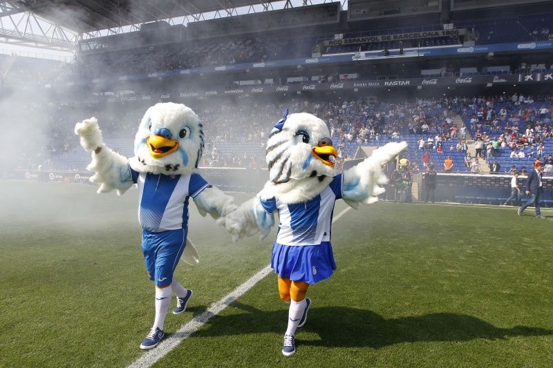Las dos mascotas del Espanyol, en un partido.