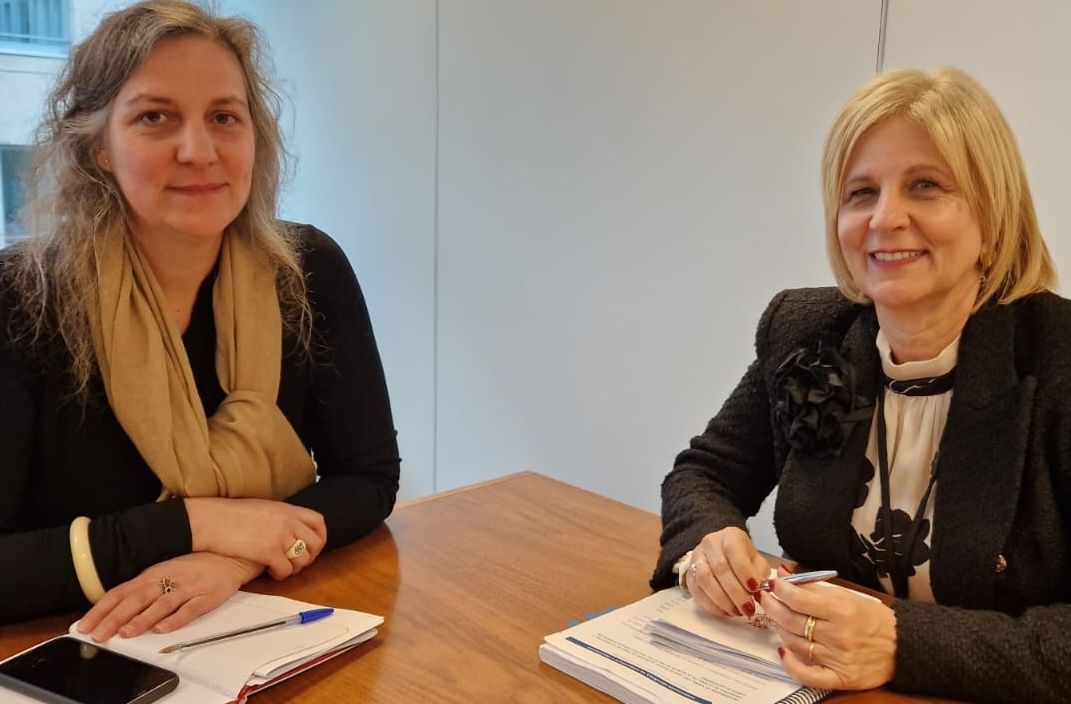 Judith Videcoq, jefa de la Unidad Europa creativa del departamento de Cultura de la Comisión Europea, y la alcaldesa María José García-Pelayo, reunidas en Bruselas.