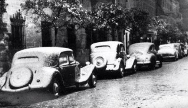 Los coches de la época, cubiertos de nieve.