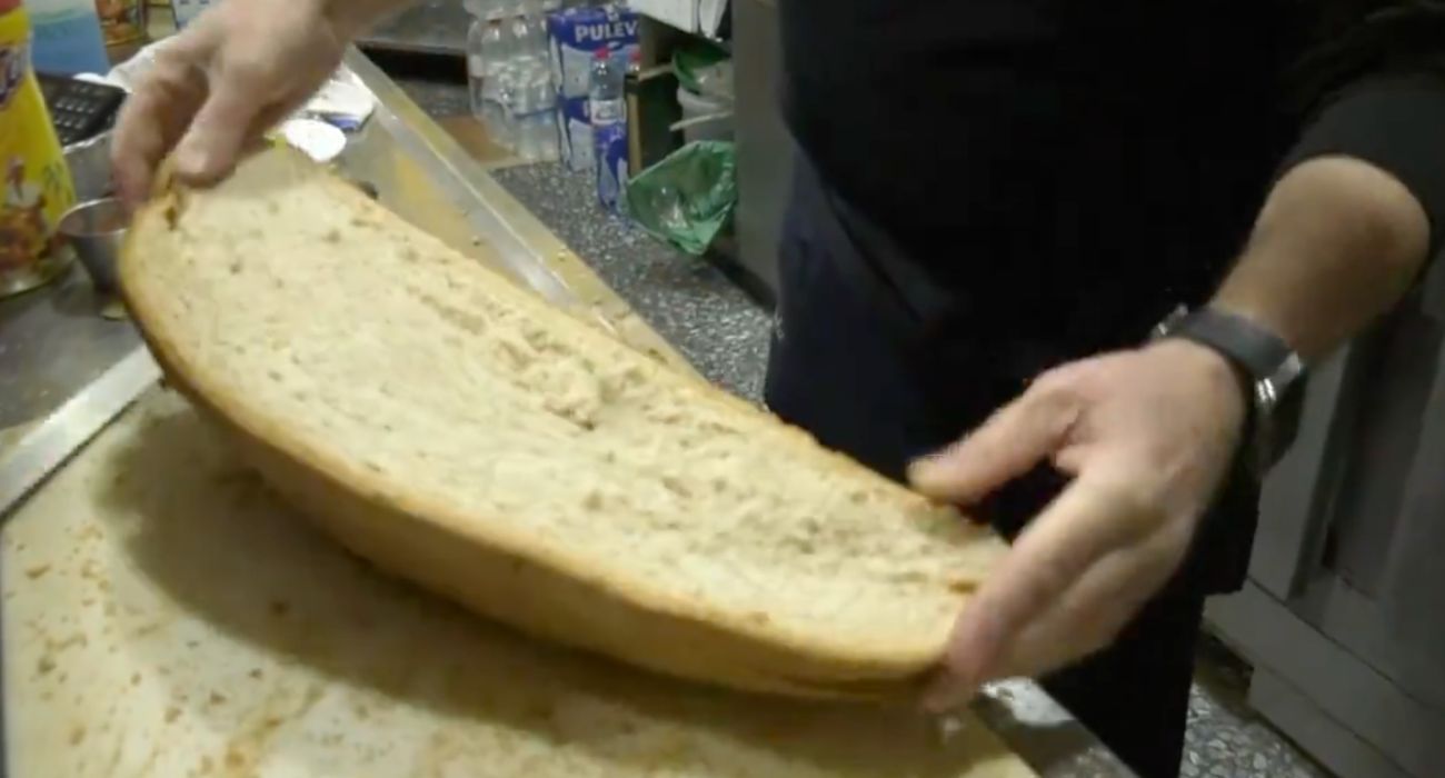 Las gigantescas tostadas de una venta de Medina. Las gigantescas tostadas de una venta de Medina.