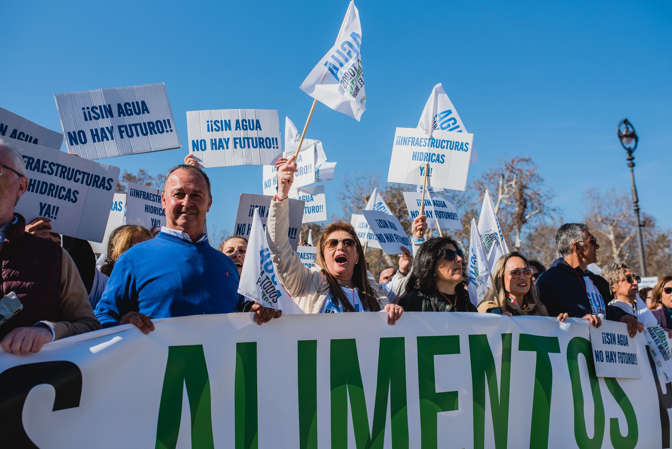 Manifestación de los agricultores de Huelva en las calles de Sevilla para pedir agua.