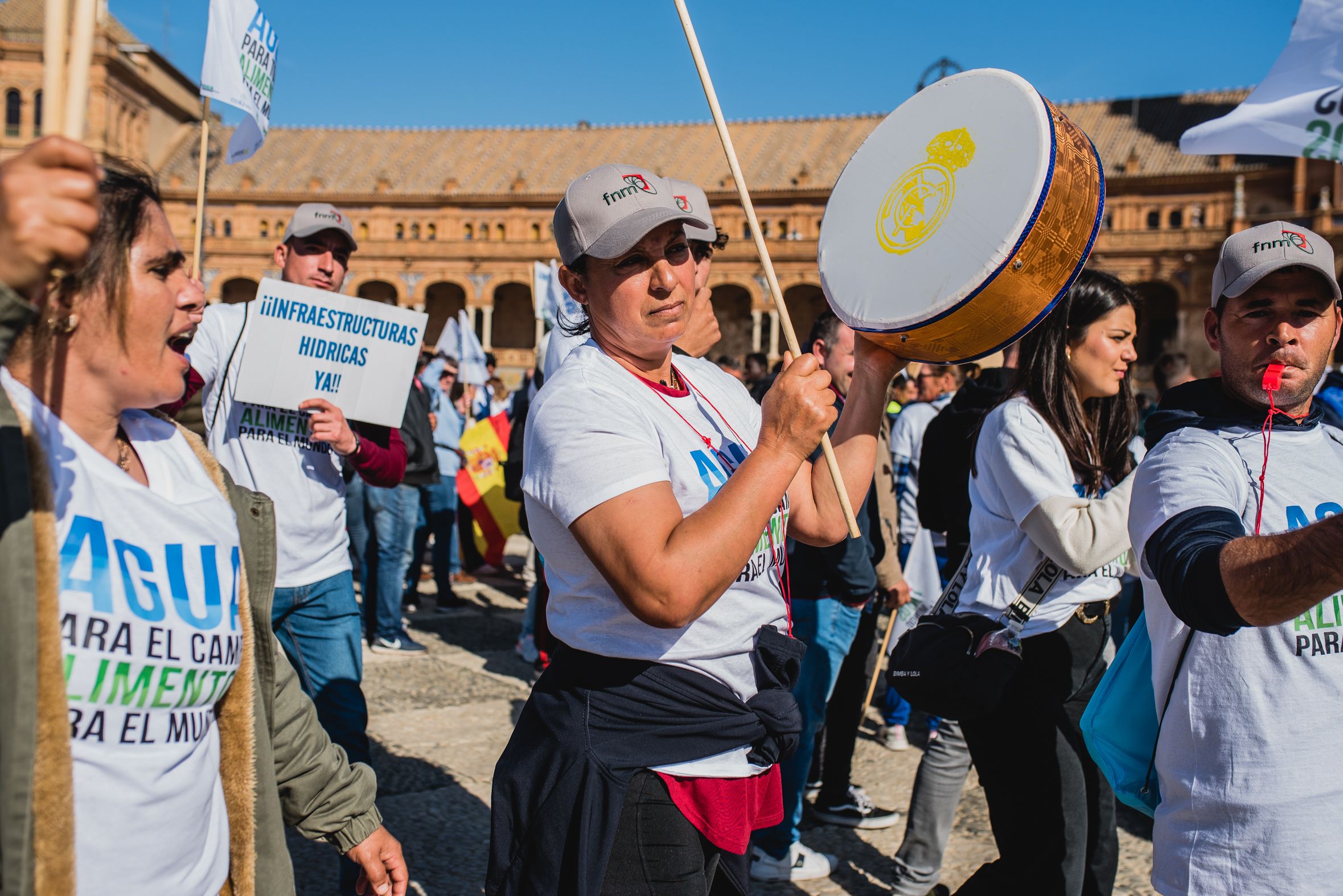 Manifestación de los agricultores de Huelva en las calles de Sevilla para pedir agua.