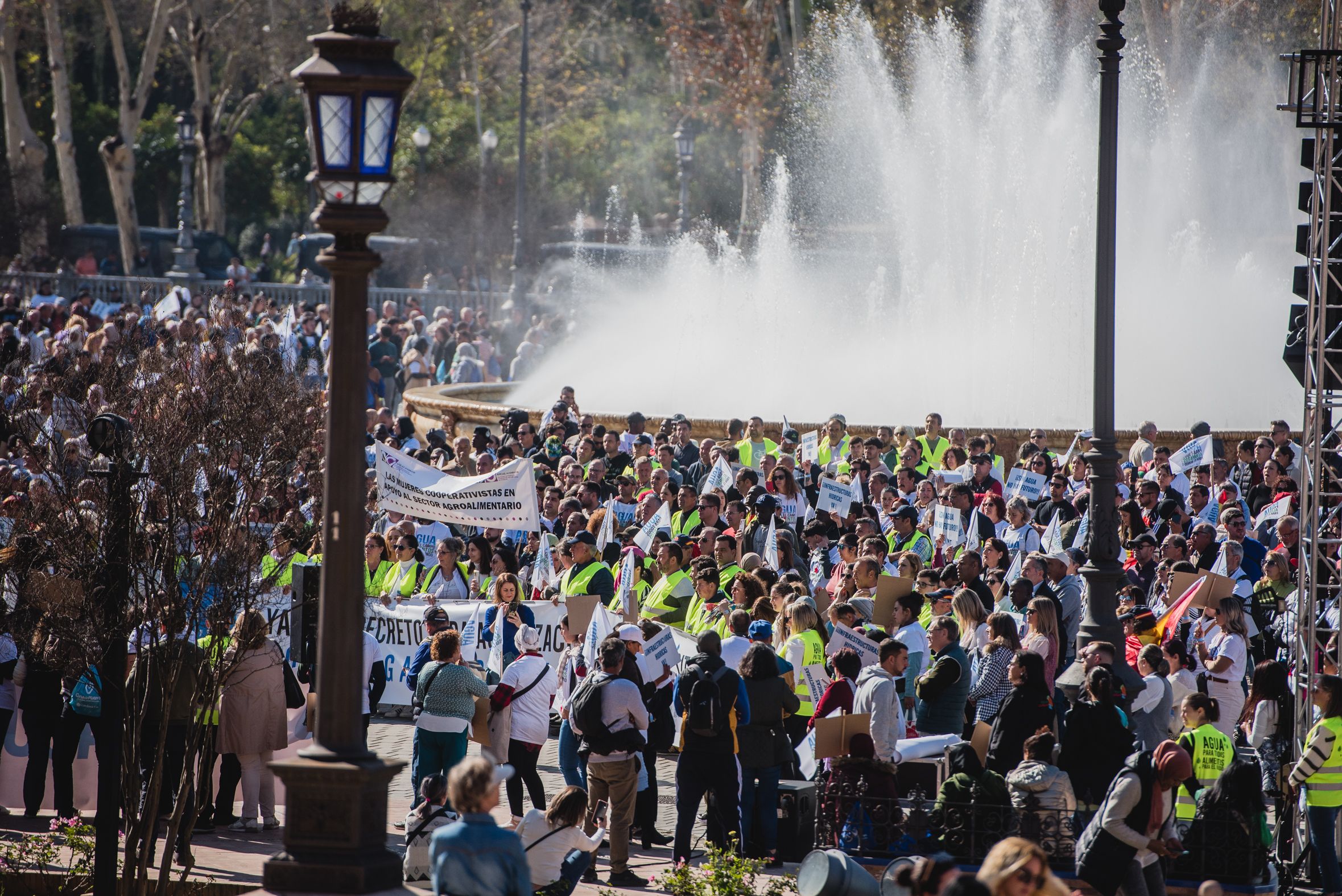 Manifestación de los agricultores de Huelva en las calles de Sevilla para pedir agua.