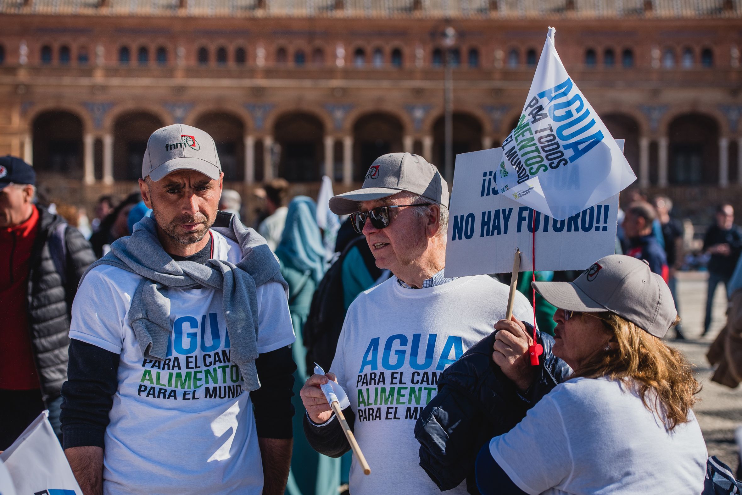 Manifestación de los agricultores de Huelva en las calles de Sevilla para pedir agua.