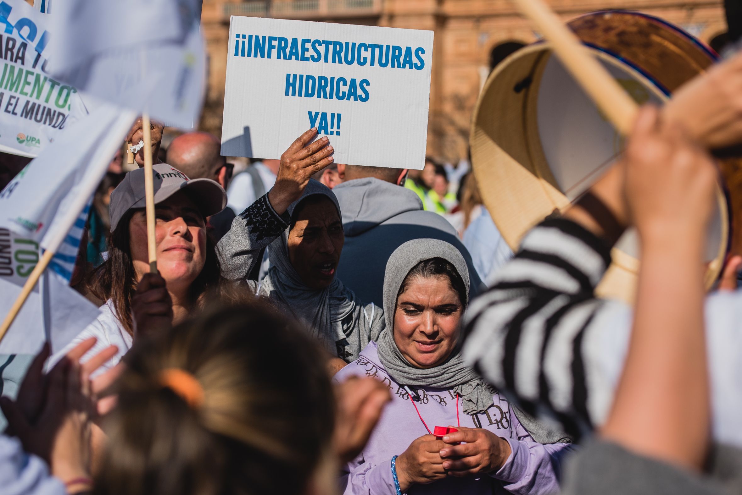 Manifestación de los agricultores de Huelva en las calles de Sevilla para pedir agua.