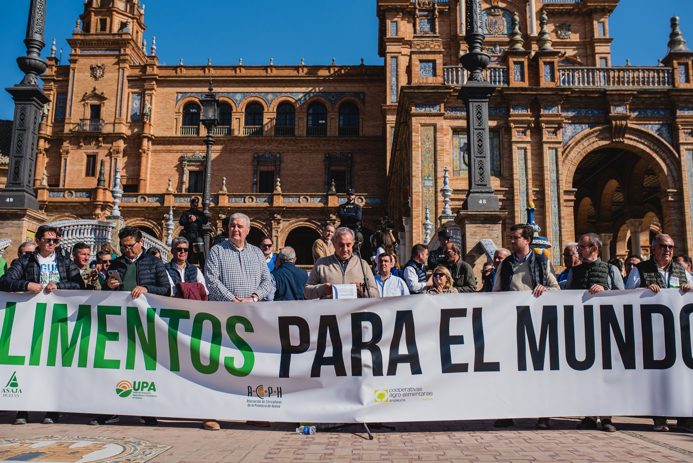 Manifestación de los agricultores de Huelva en las calles de Sevilla para pedir agua.