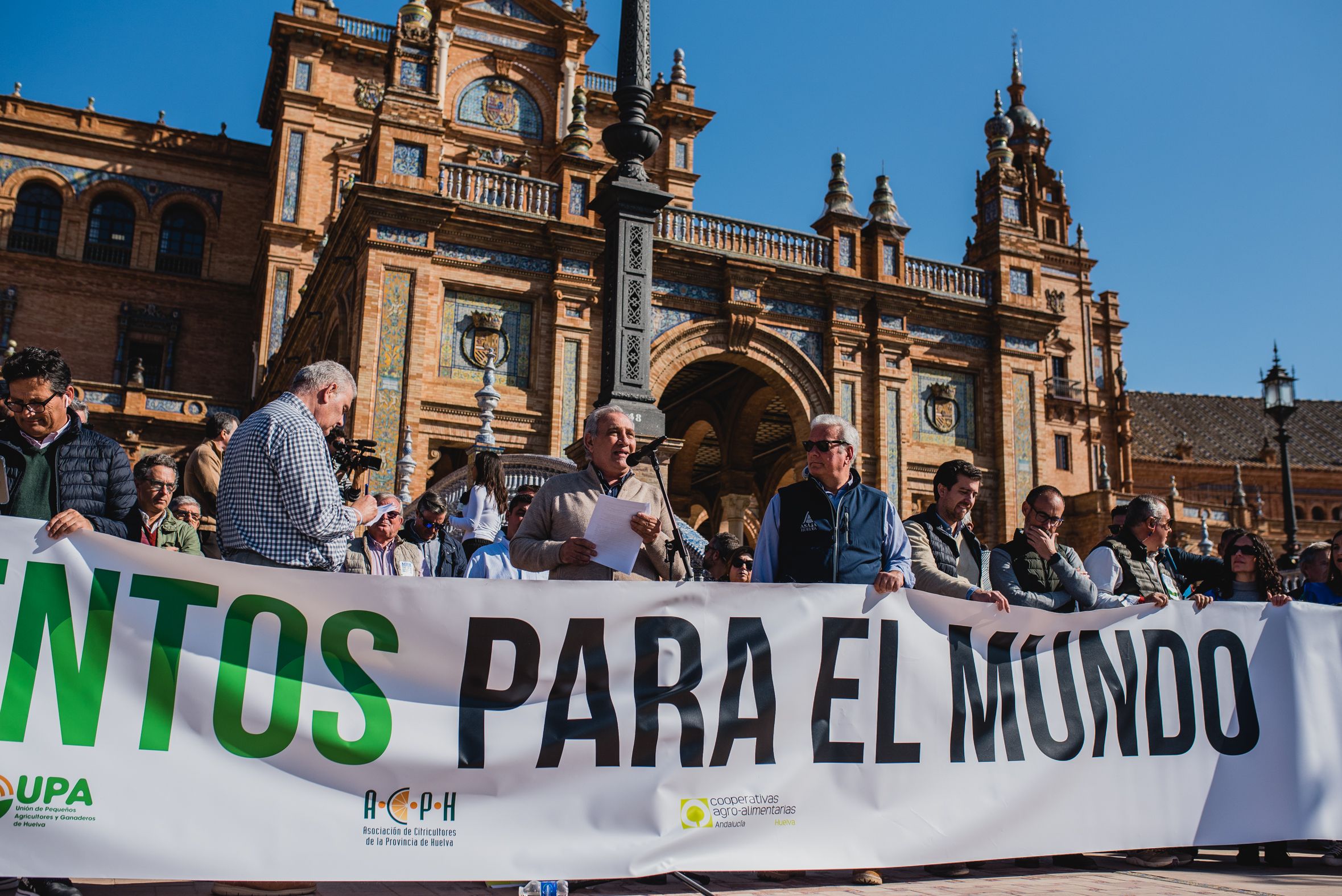 Manifestación de los agricultores de Huelva en las calles de Sevilla para pedir agua.