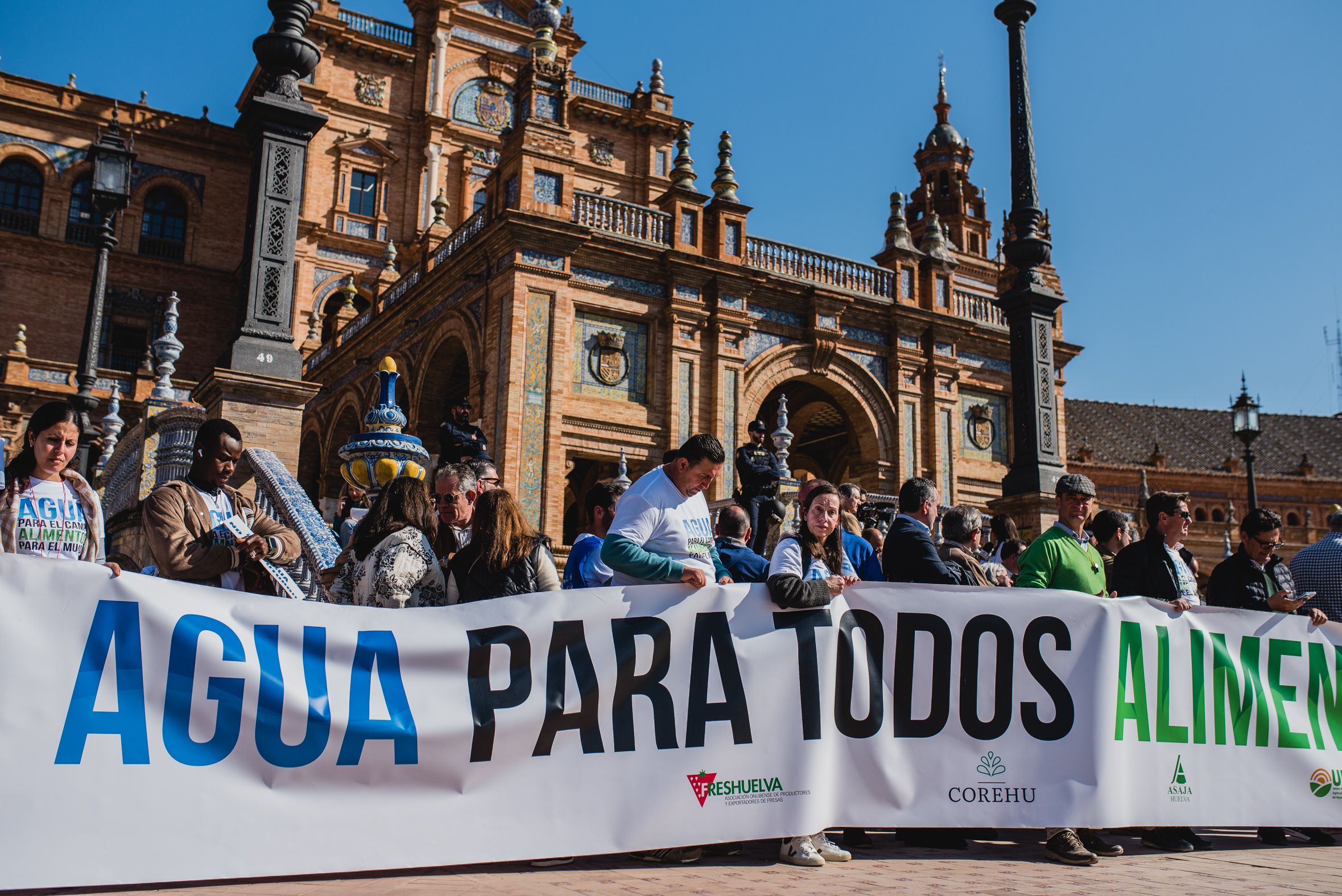Manifestación de los agricultores de Huelva en las calles de Sevilla para pedir agua.
