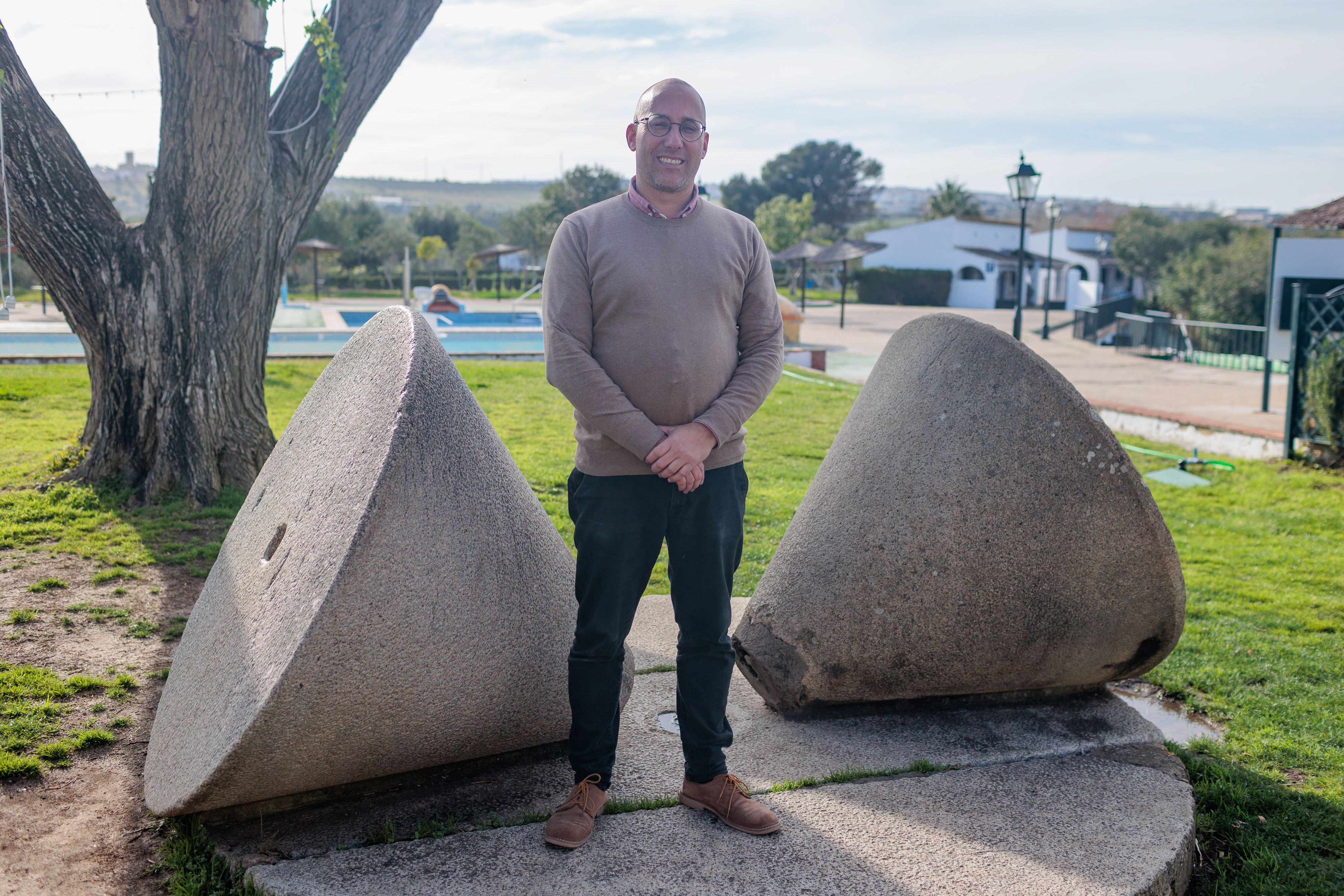 Estefan junto a las piedras originarias del antiguo molino.