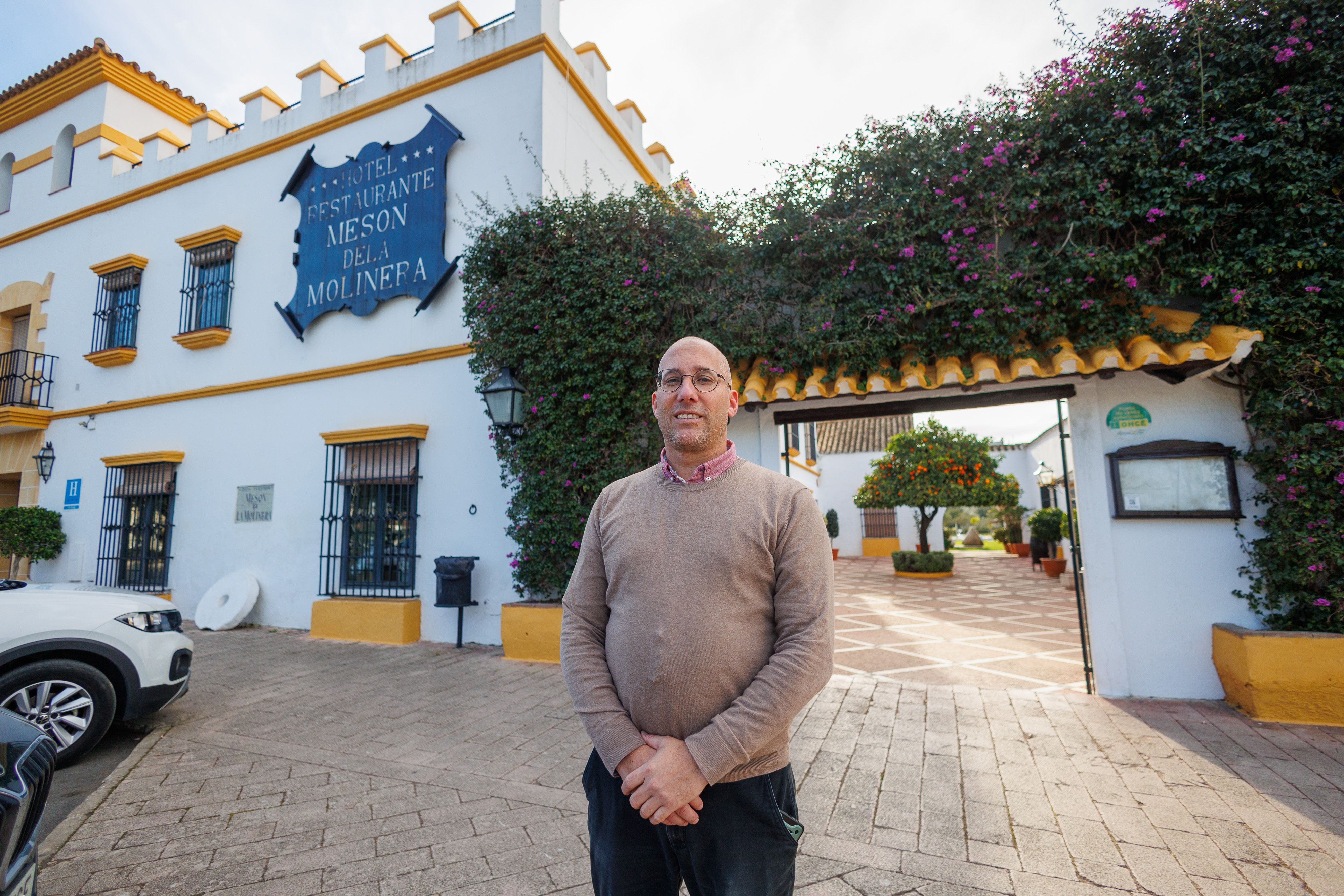 Estefan, en la entrada al alojamiento situado en la urbanización El Santiscal.