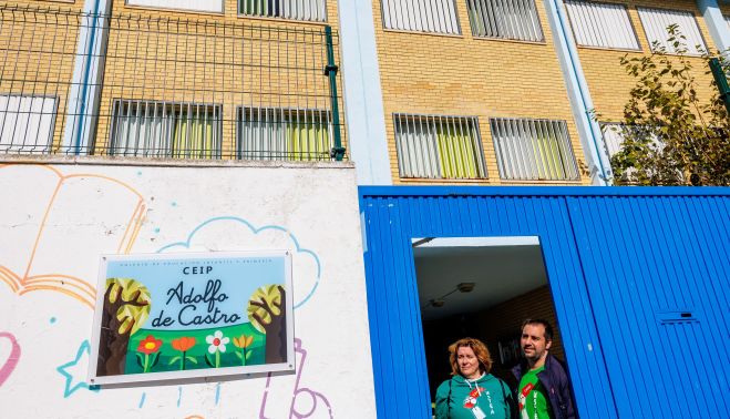 Los profesores Inmaculada Llorens y David Morilla, en la puerta del Adolfo de Castro, colegio de educación pública.