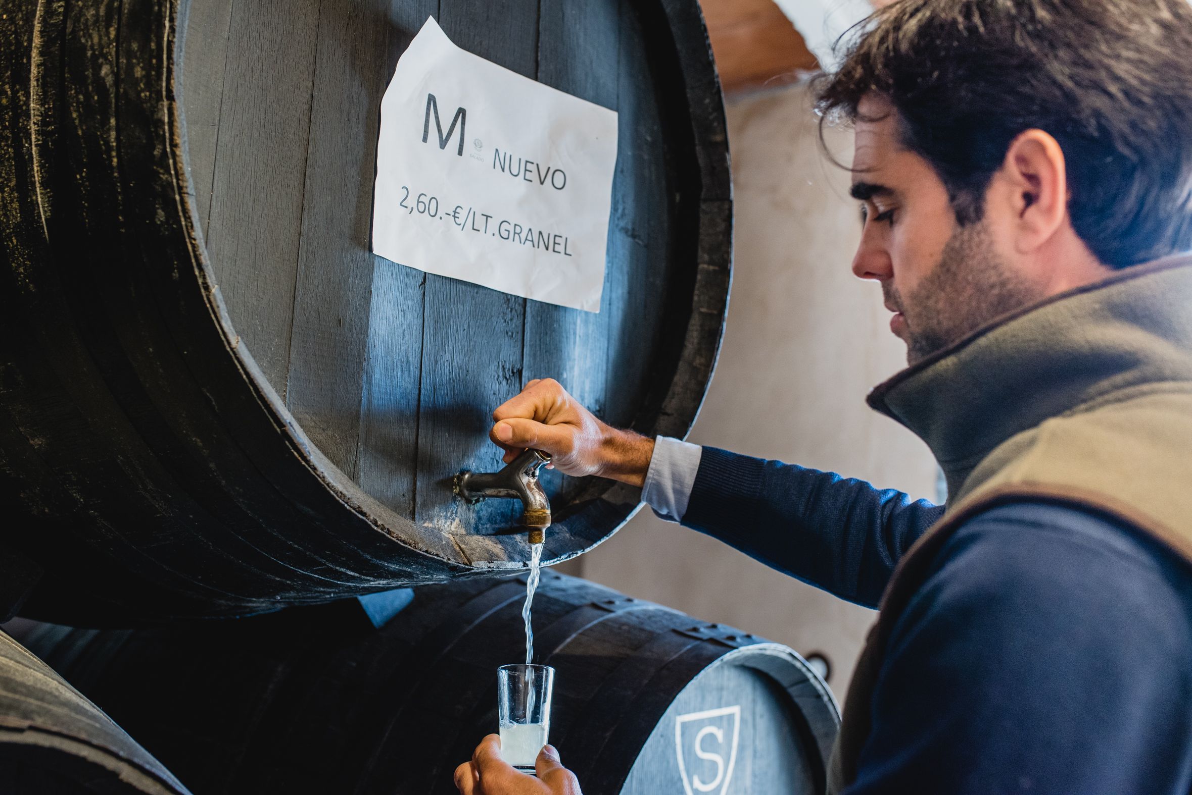 Francisco Salado sirviendo mosto de su bodega, Bodegas Salado. Umbrete, Sevilla.