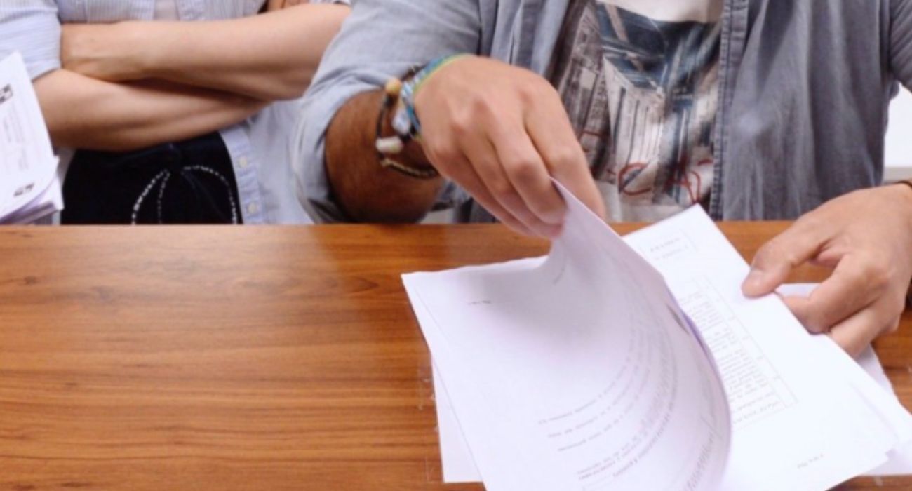 Un profesor revisa un examen en una imagen de archivo.