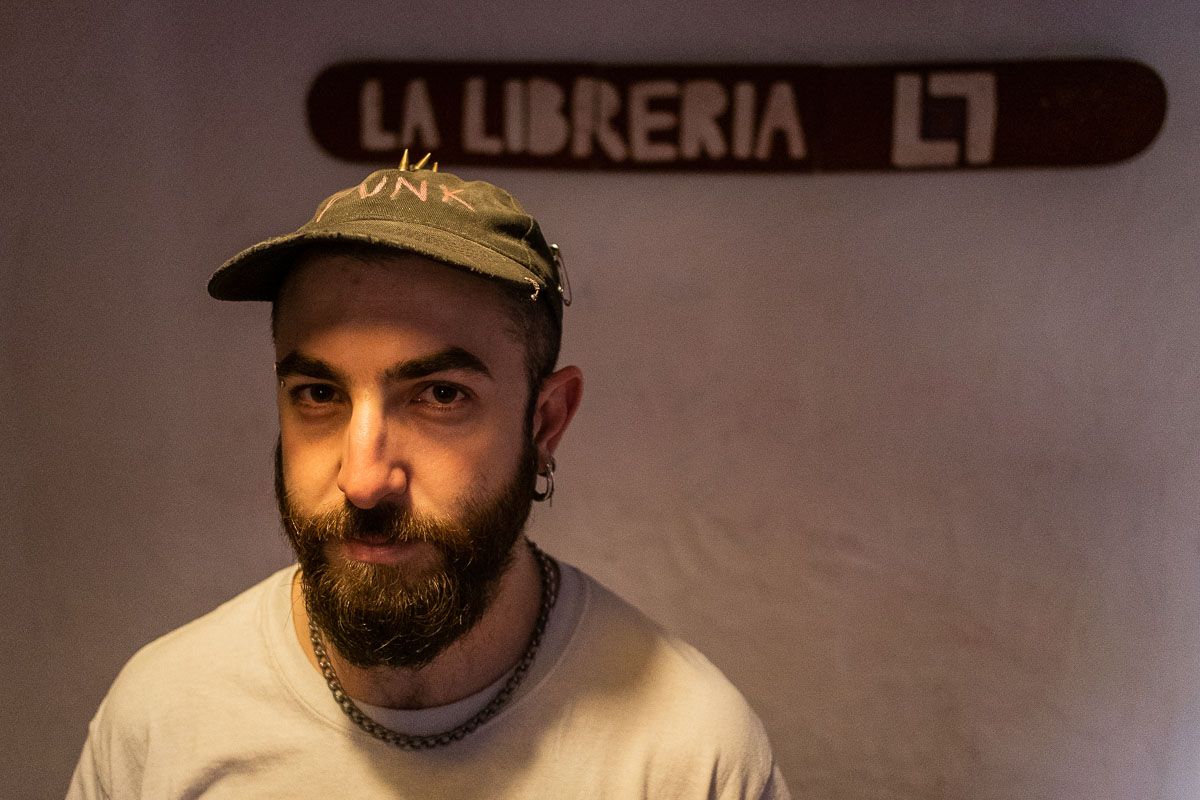 Néstor C.M. posa para lavozdelsur.es en La Librería. FOTO: MANU GARCÍA.