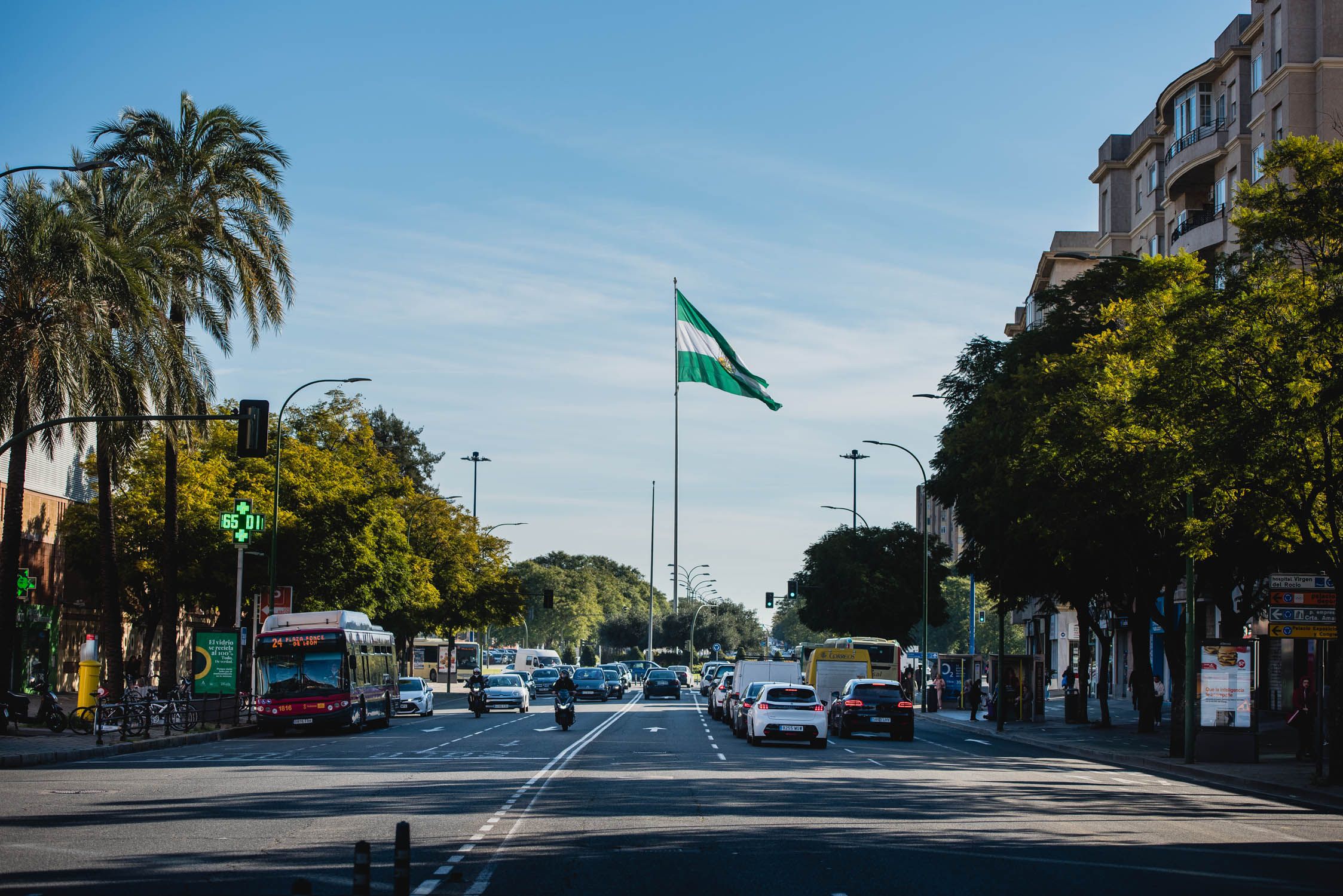 Una bandera de Andalucía en Sevilla, cuna de Machado y muchos otros escritores de letras en andaluz. Una bandera de Andalucía en Sevilla, cuna de Machado y muchos otros escritores de letras en andaluz.