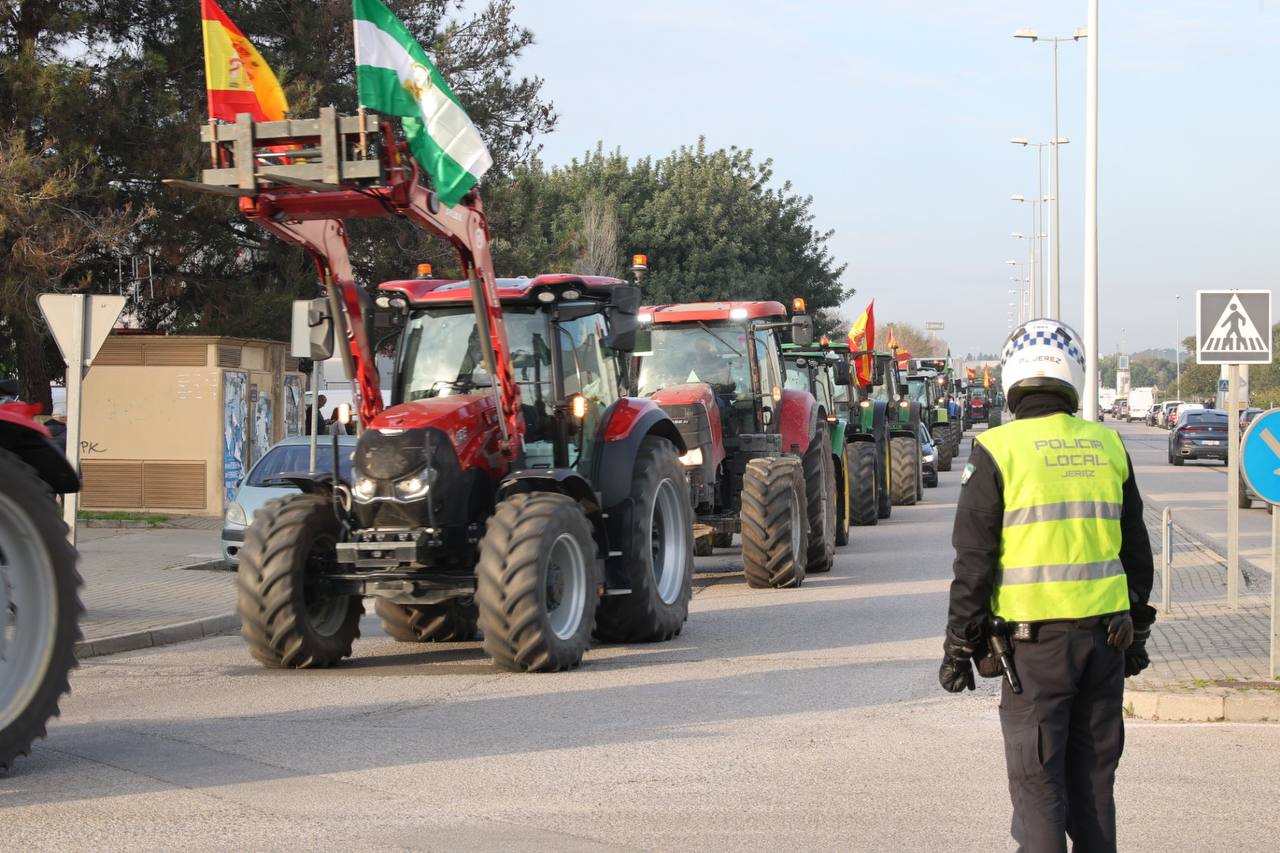 Tractores en una avenida de Jerez. La provincia de Cádiz, colapsada por la tractorada. Tractores en una avenida de Jerez. La provincia de Cádiz, colapsada por la tractorada.