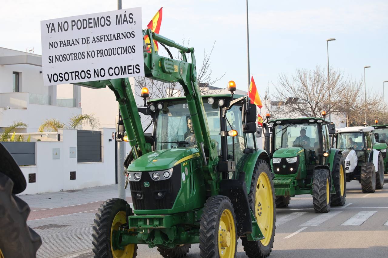 Un tractor con una pancarta donde reivindican mejoras para el campo. Un tractor con una pancarta donde reivindican mejoras para el campo.