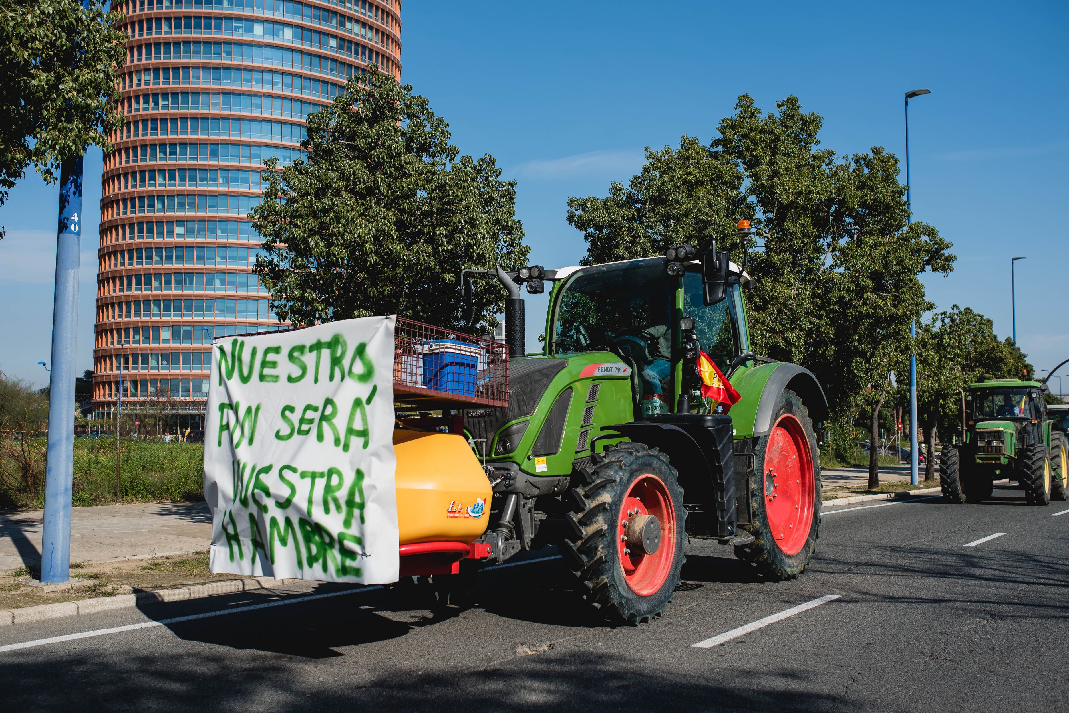 La tractorada en Torre Sevilla. La tractorada en Torre Sevilla.
