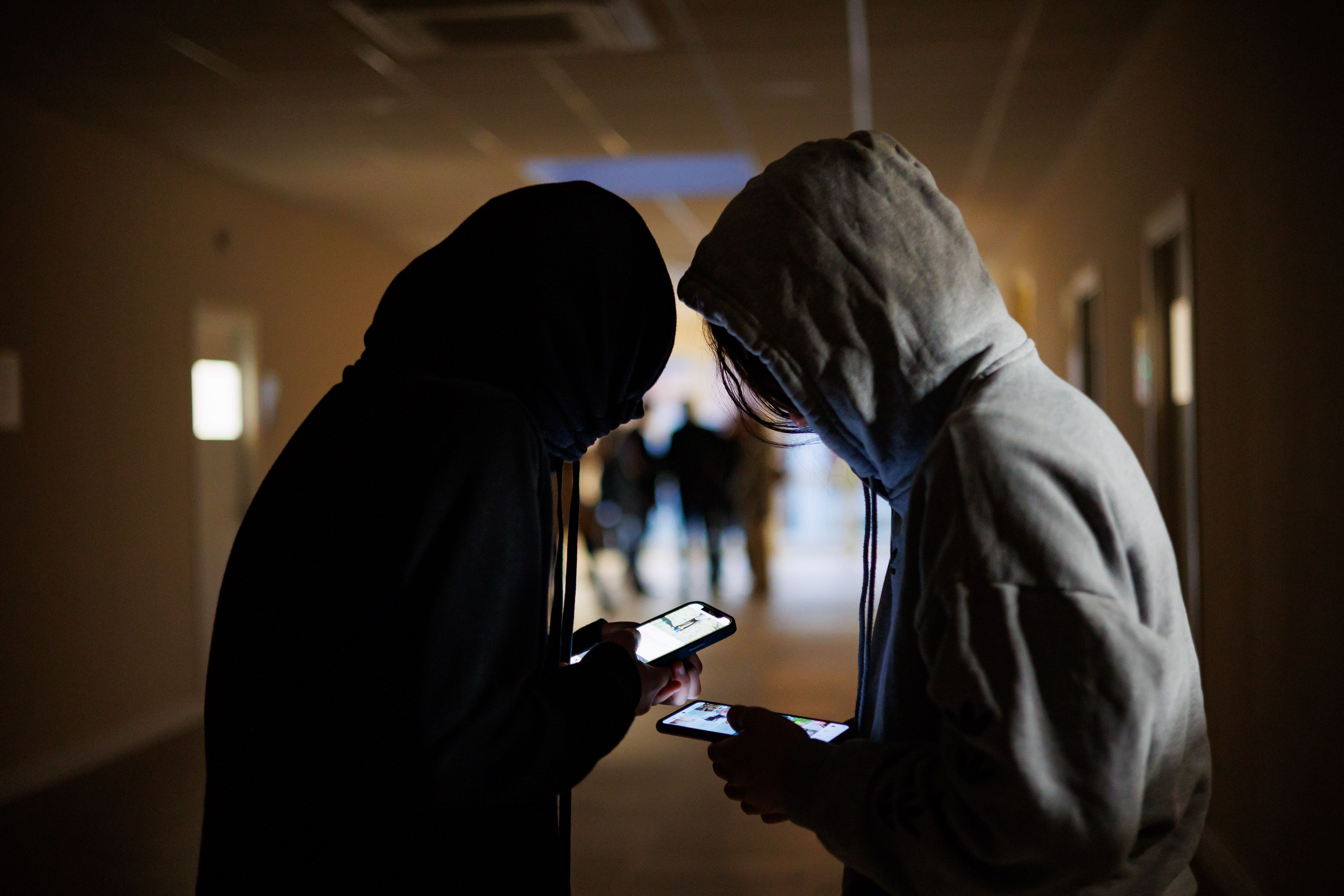 Dos jóvenes con problemas de sobreexposición al móvil.