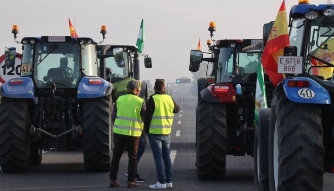 Tractores bloqueando la carretera.