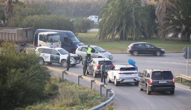 La Guardia Civil, redirigiendo el tráfico.