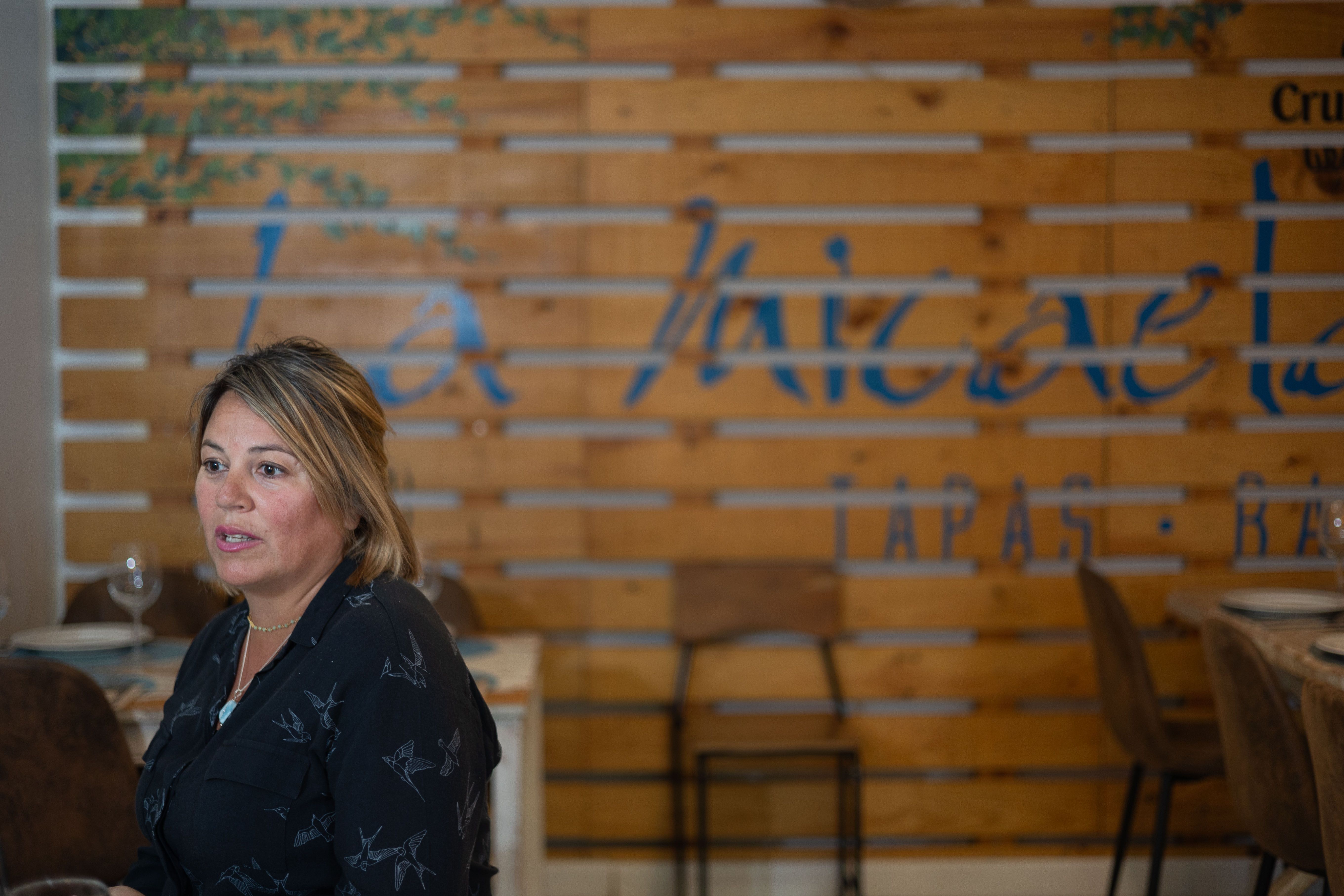 Nuria explica la propuesta gastronómica del restaurante.