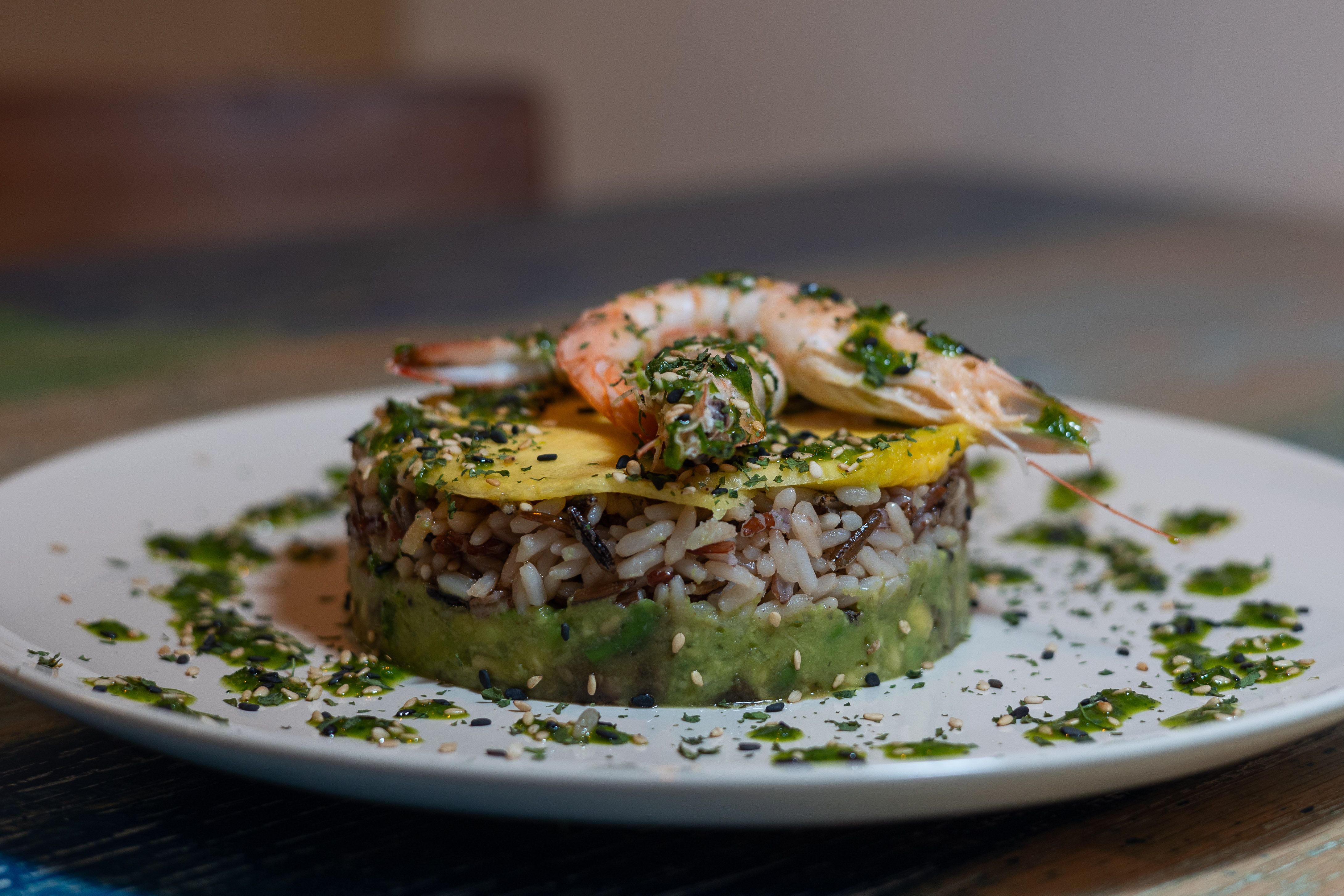 Arroz salvaje con mango, aguacate y langostinos. 