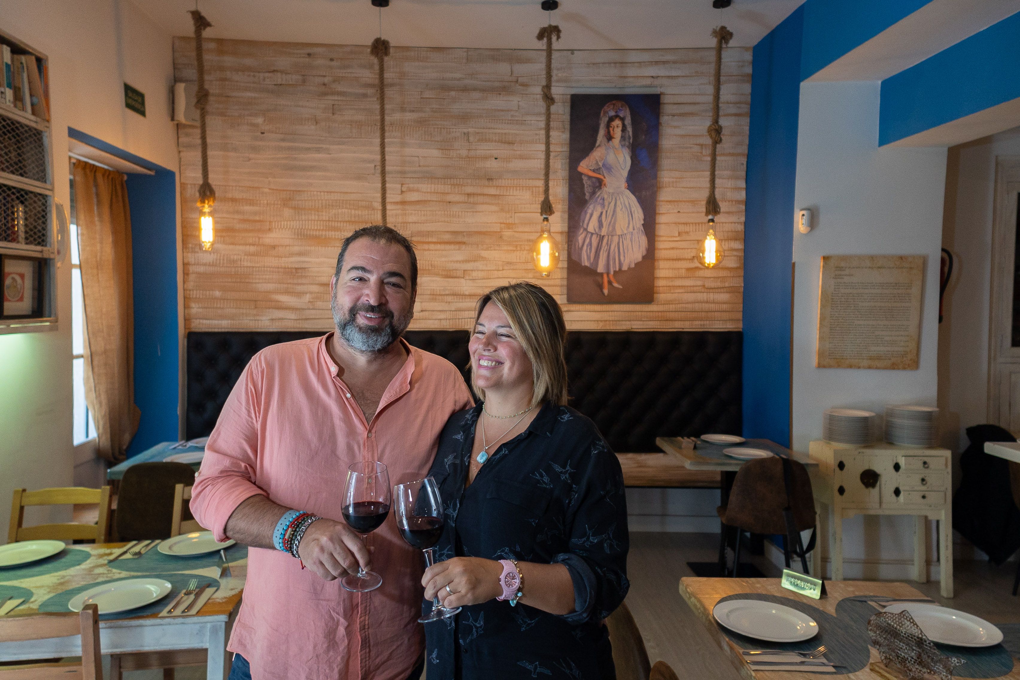 El sevillano y la sanluqueña brindan en el local que cumple 11 años.