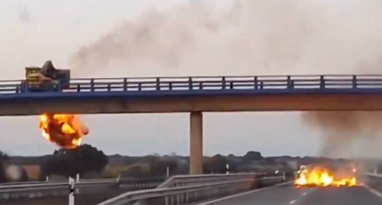 Imagen del tractor lanzando una barricada de fuego a la autovía. Imagen del tractor lanzando una barricada de fuego a la autovía.