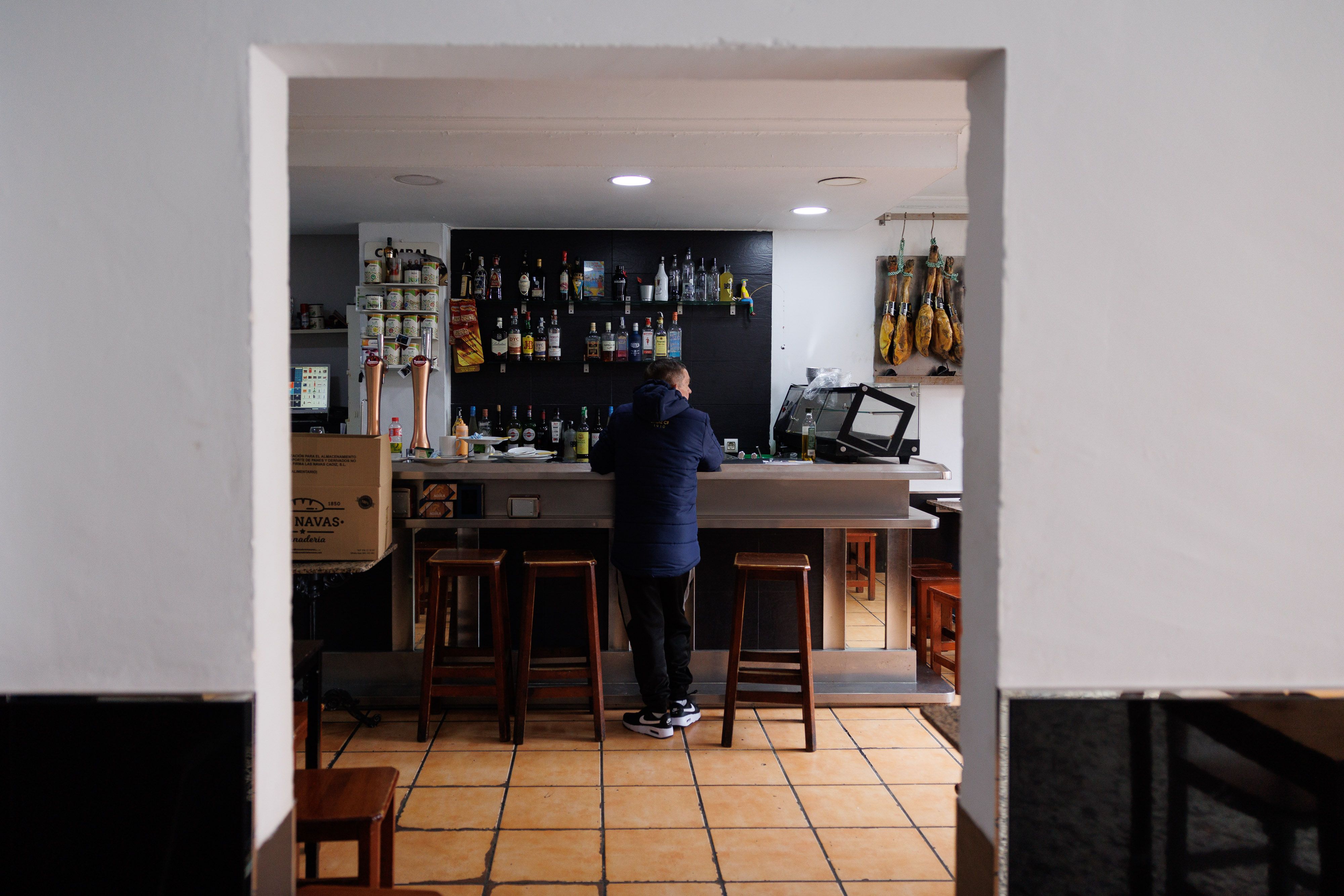 La barra del Mesón Río Pas vista desde 'el salón del pregonero', en homenaje a El Sheriff, uno de los habituales.   JUAN CARLOS TORO