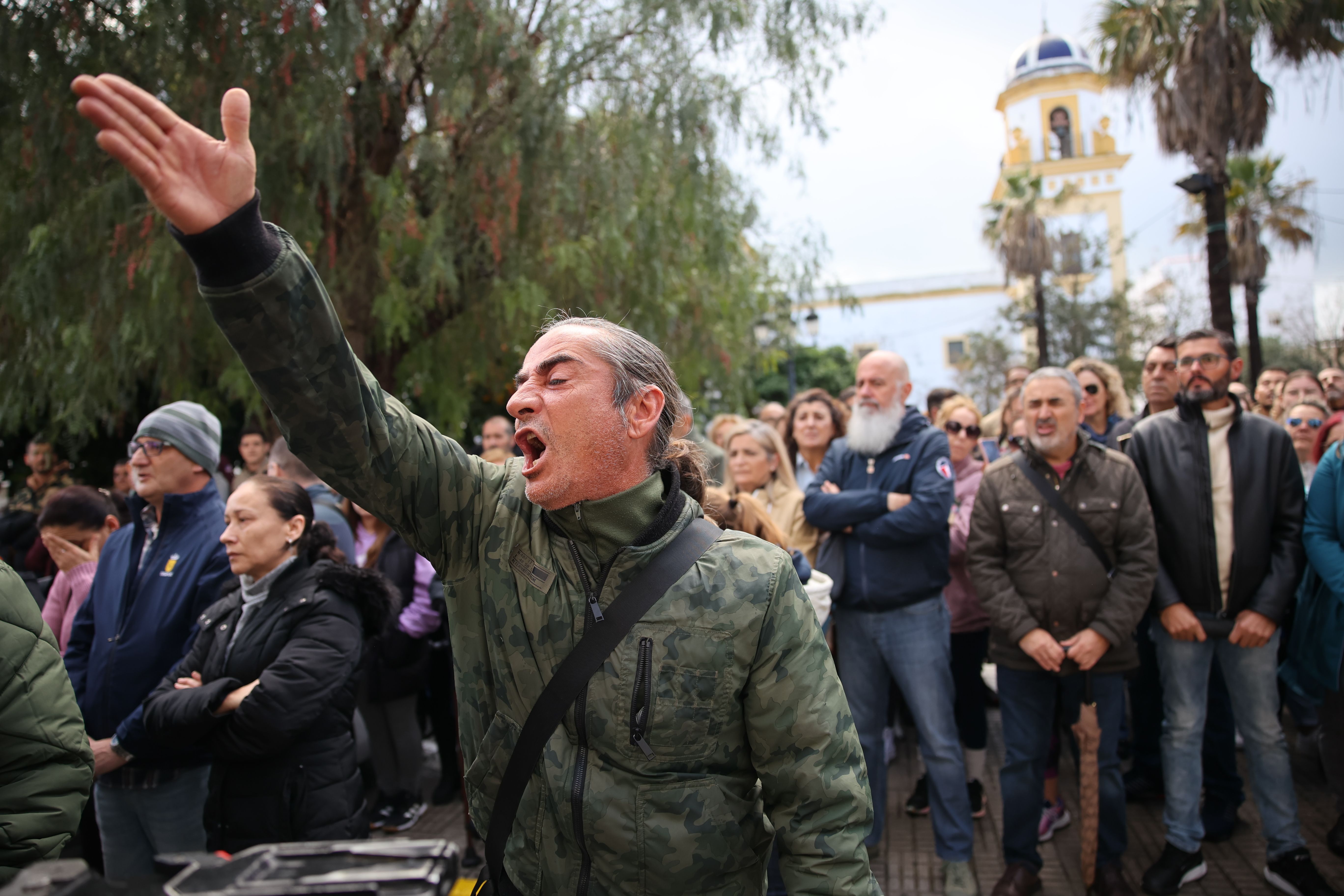 Uno de los asistentes a la masiva concentración de repulsa por la muerte de los dos guardias civiles.