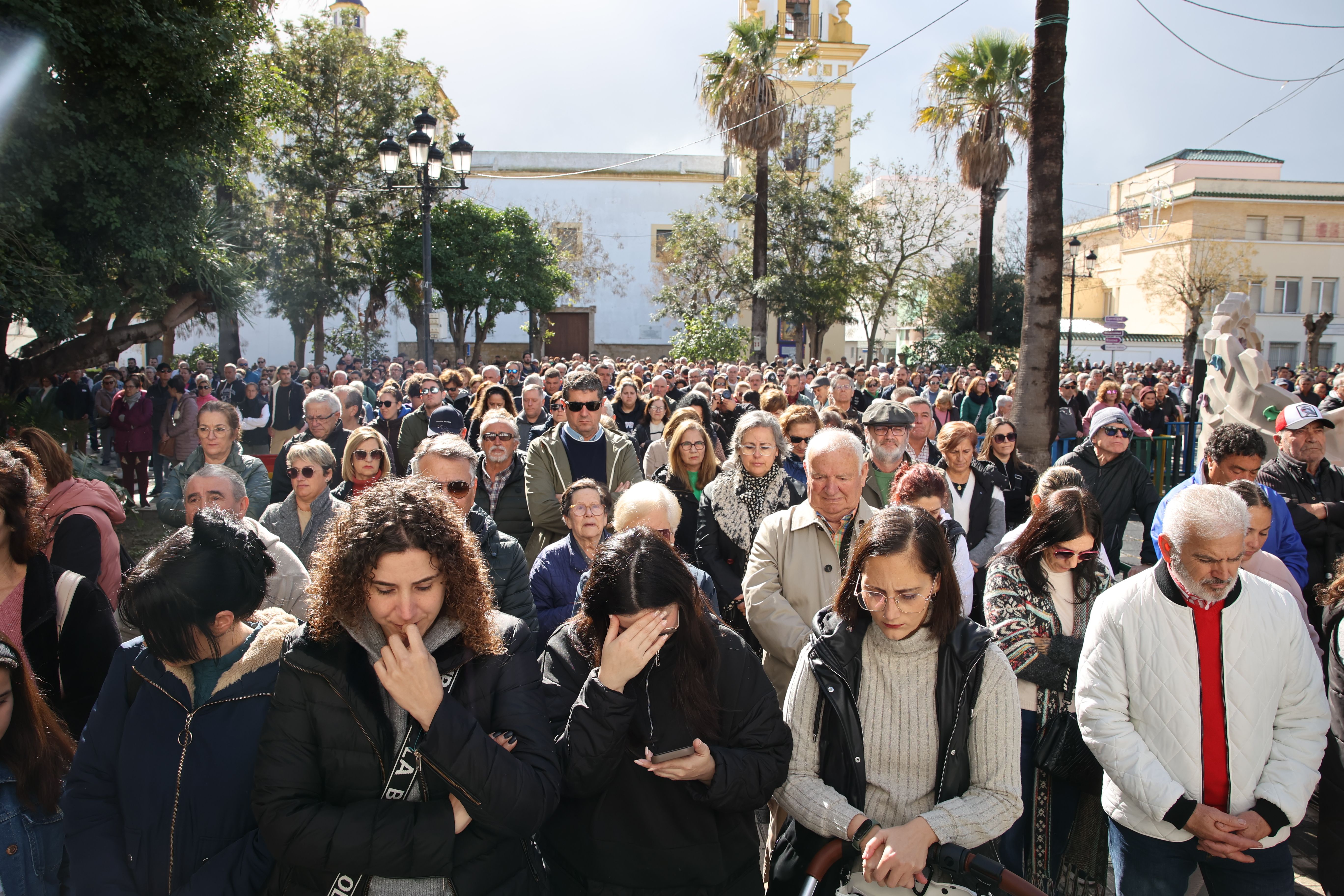 Concentración en Barbate tras la muerte de los dos guardias civiles el pasado febrero.