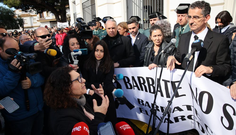 El dolor de Barbate tras la muerte de los dos guardias civiles, en imágenes