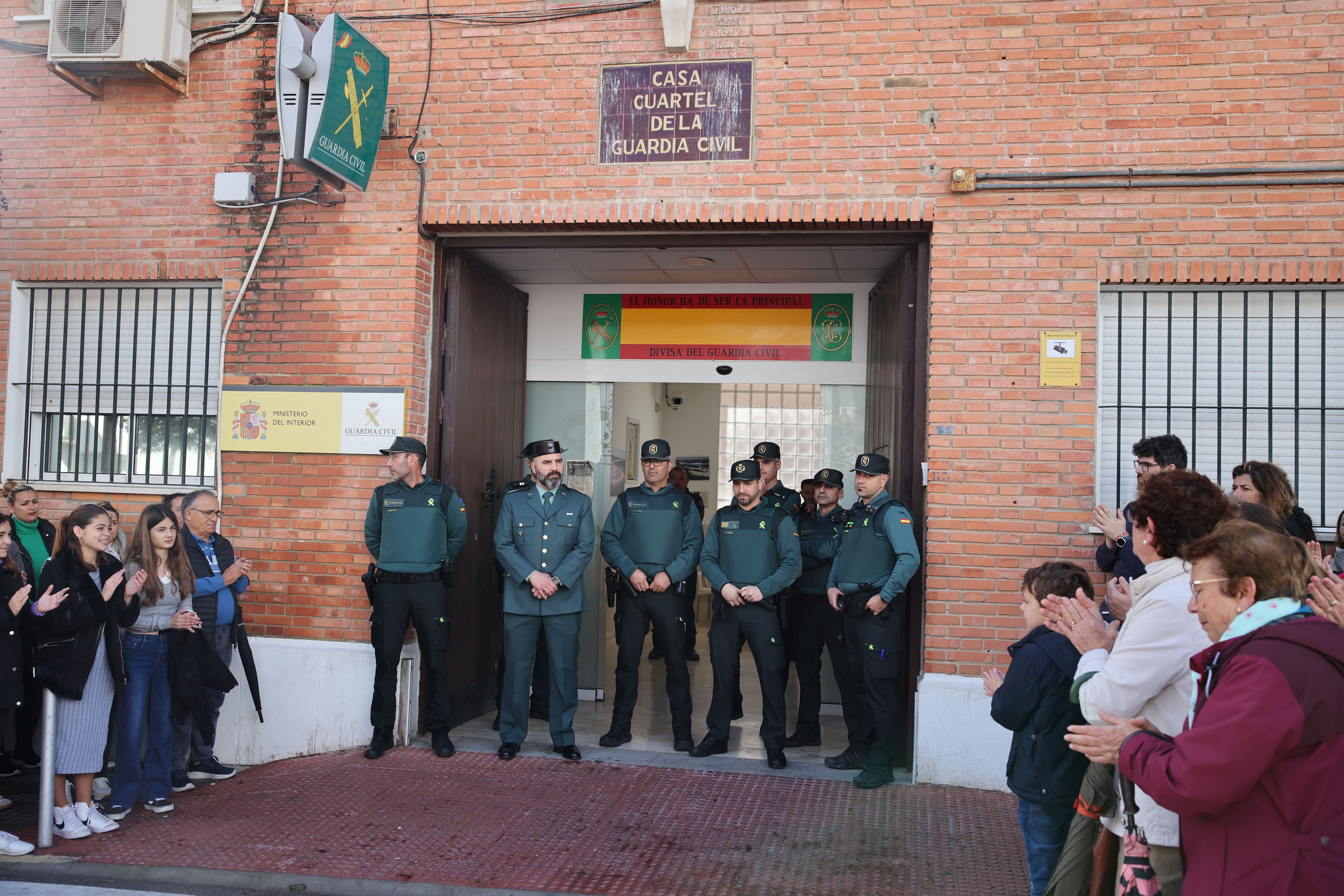 Agentes de la Guardia Civil en Barbate, tras la muerte de los dos compañeros arrollados por los narcos.