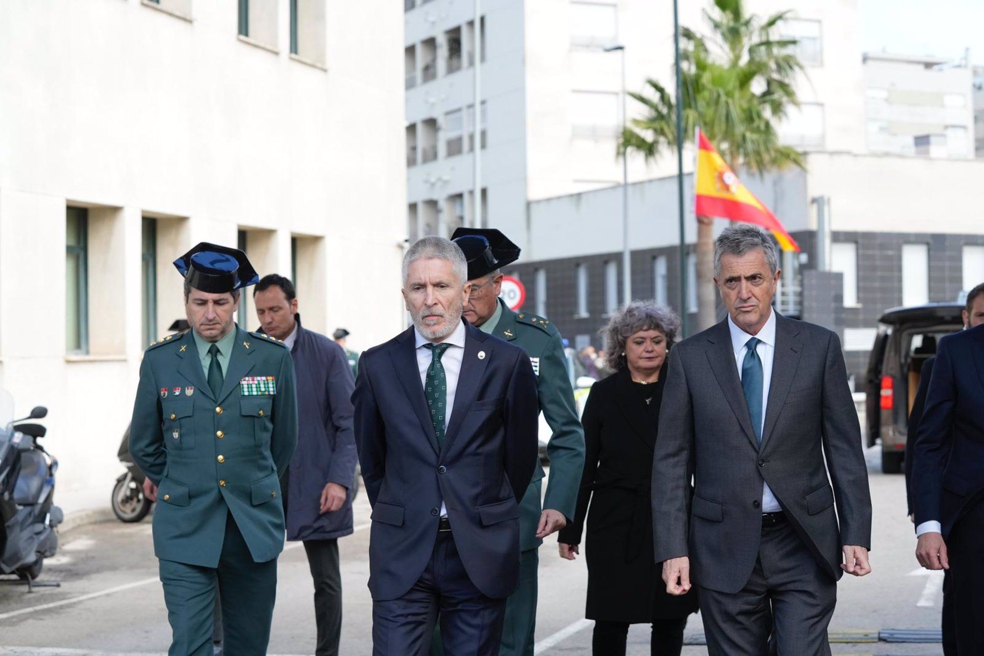 Grande-Marlaska, a la salida de la Comandancia de la Guardia Civil de Cádiz.