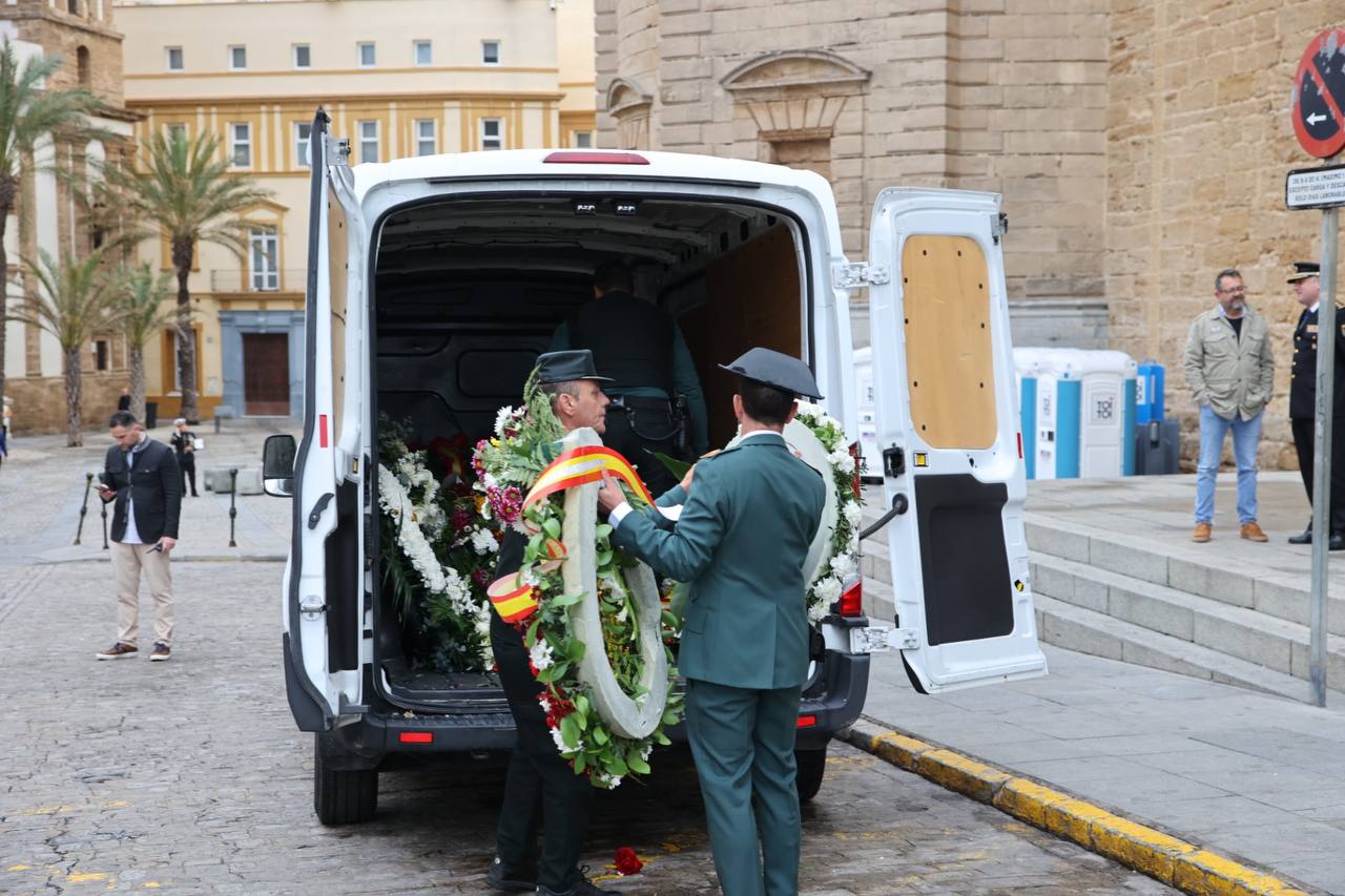 Coronas de flores, en Cádiz, durante el funeral por los guardias civiles asesinados en Barbate.