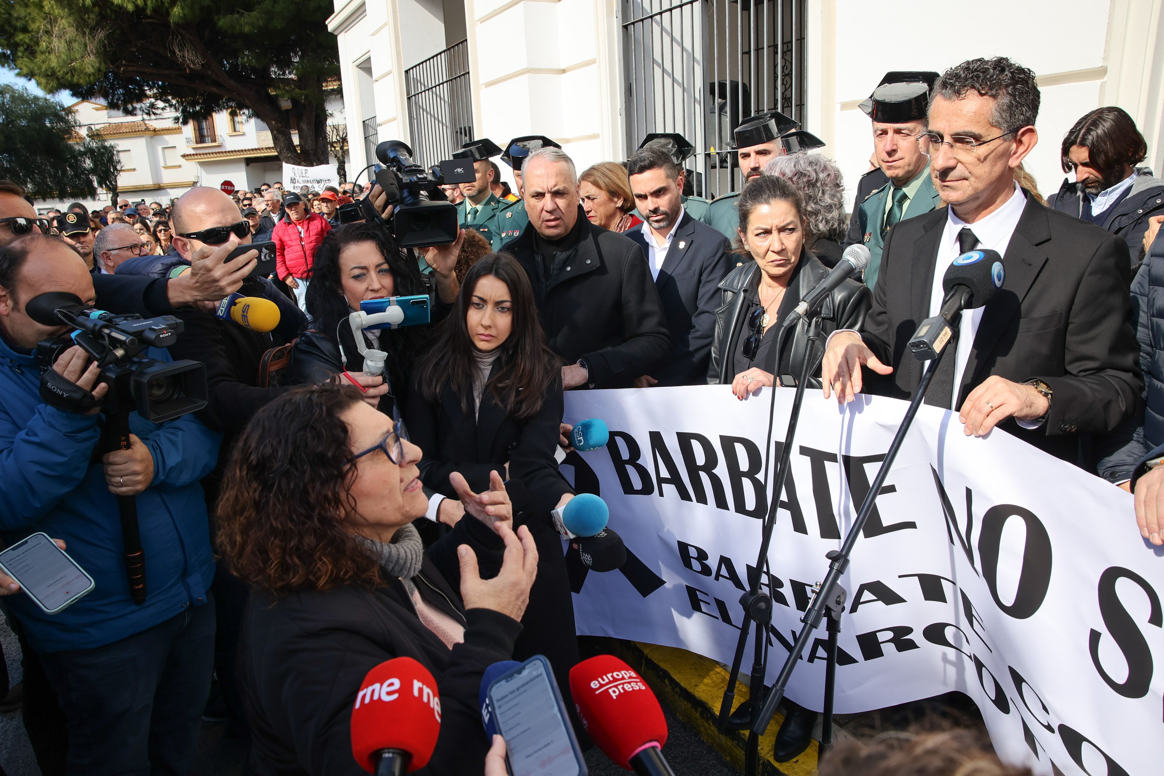 Miguel Molina atiende a una vecina en la concentración del pasado sábado.