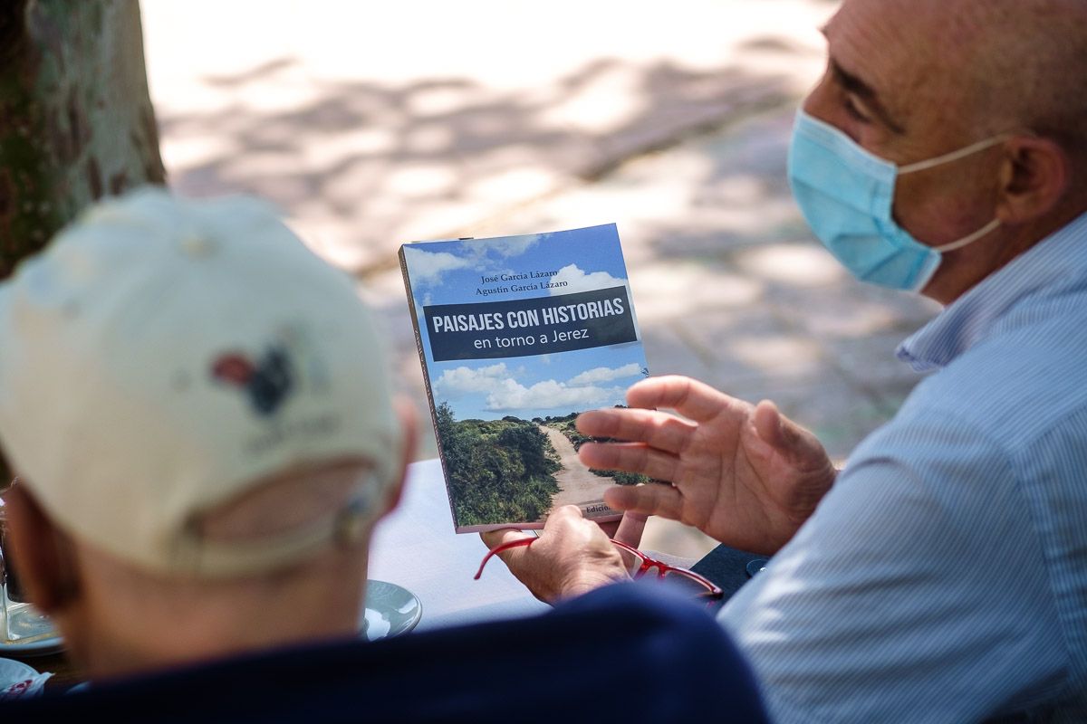 Los hermanos García Lázaro con su libro 'En torno a Jerez'. FOTO: MANU GARCÍA.