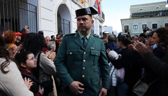 Barbate, de luto, tras el asesinato de dos guardias civiles. 