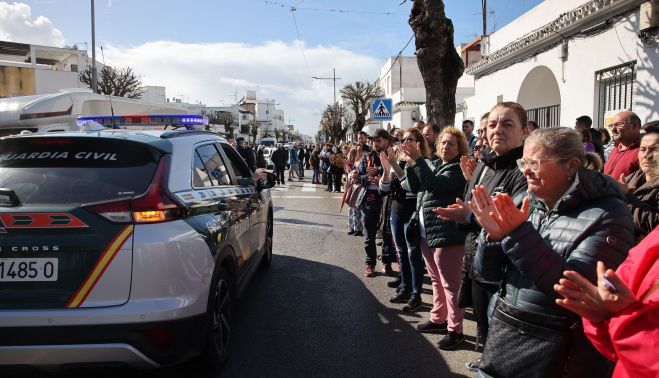 Barbateños aplauden a los guardia civiles tras la concentración en el ayuntamiento 