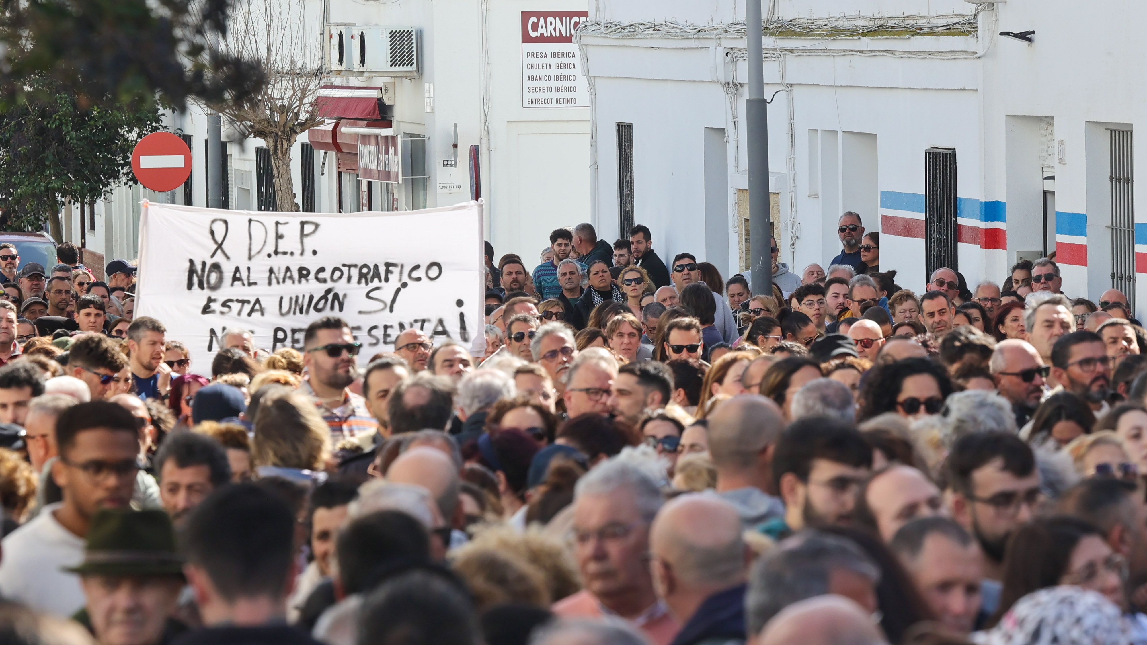 Concentración de vecinos de Barbate en la puerta del cuartel de la Guardia Civil, el pasado mes de febrero.