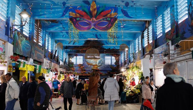 Decoración carnavalera en el interior del mercado de abastos de Barbate